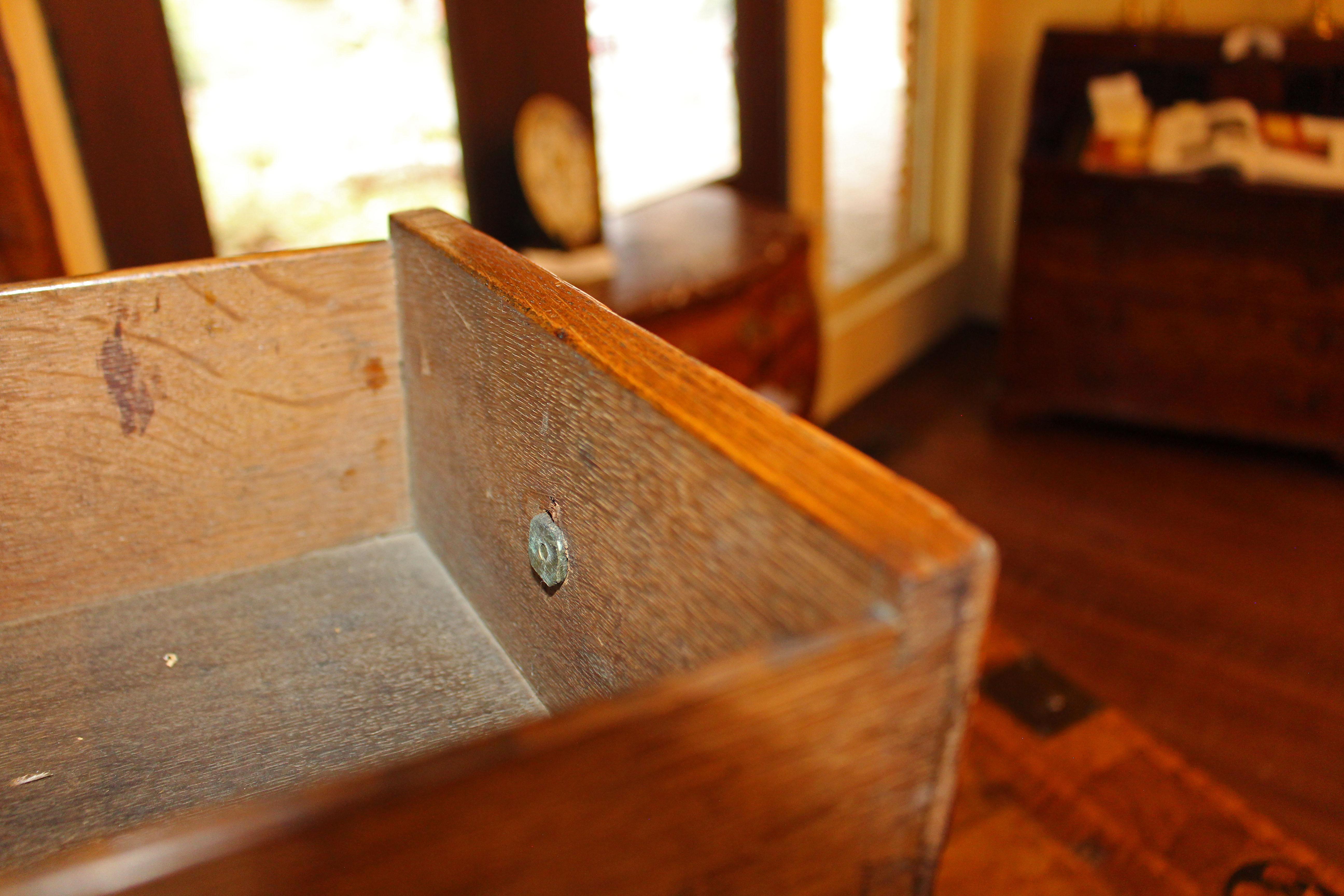 CIRCA 1680, William & Mary Periode, Englisches Nussbaumholz & Intarsien Escritoire im Angebot 5