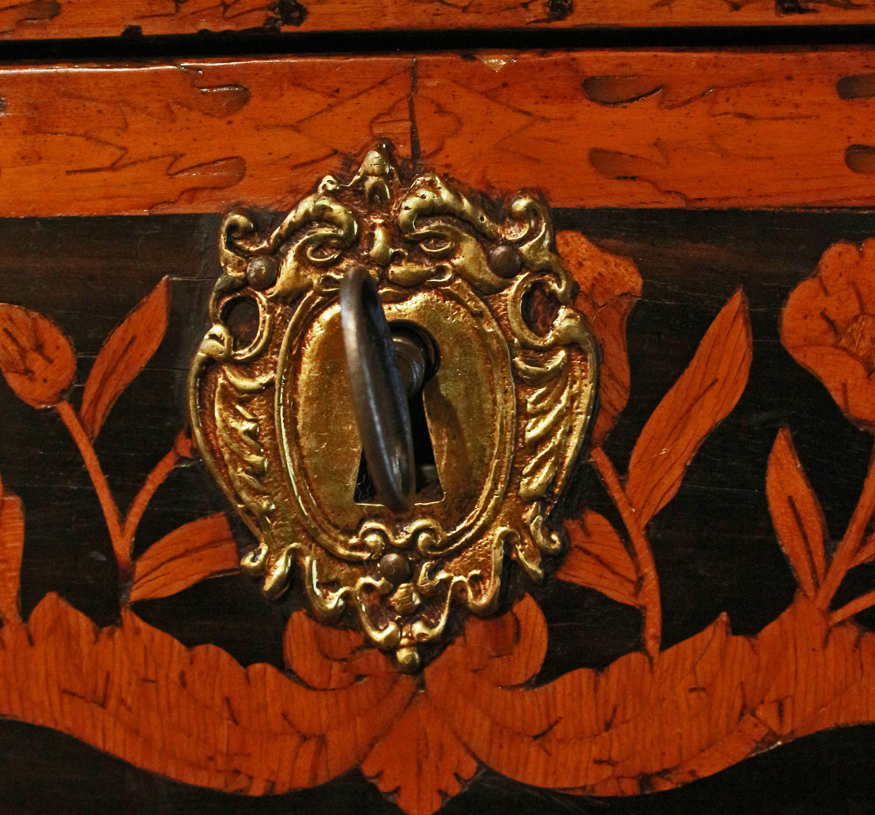 CIRCA 1680, William & Mary Periode, Englisches Nussbaumholz & Intarsien Escritoire im Angebot 7