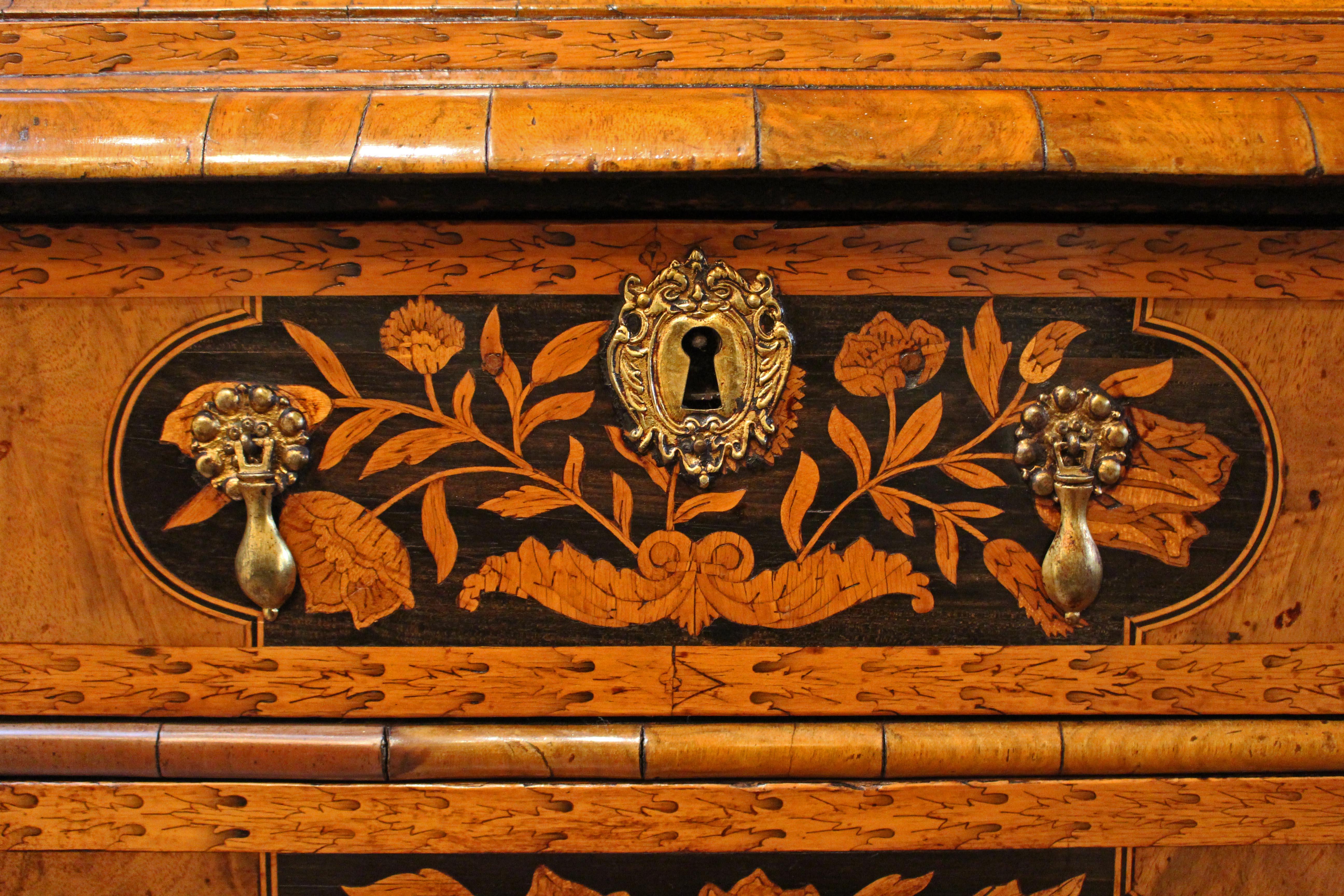 CIRCA 1680, William & Mary Periode, Englisches Nussbaumholz & Intarsien Escritoire im Angebot 8