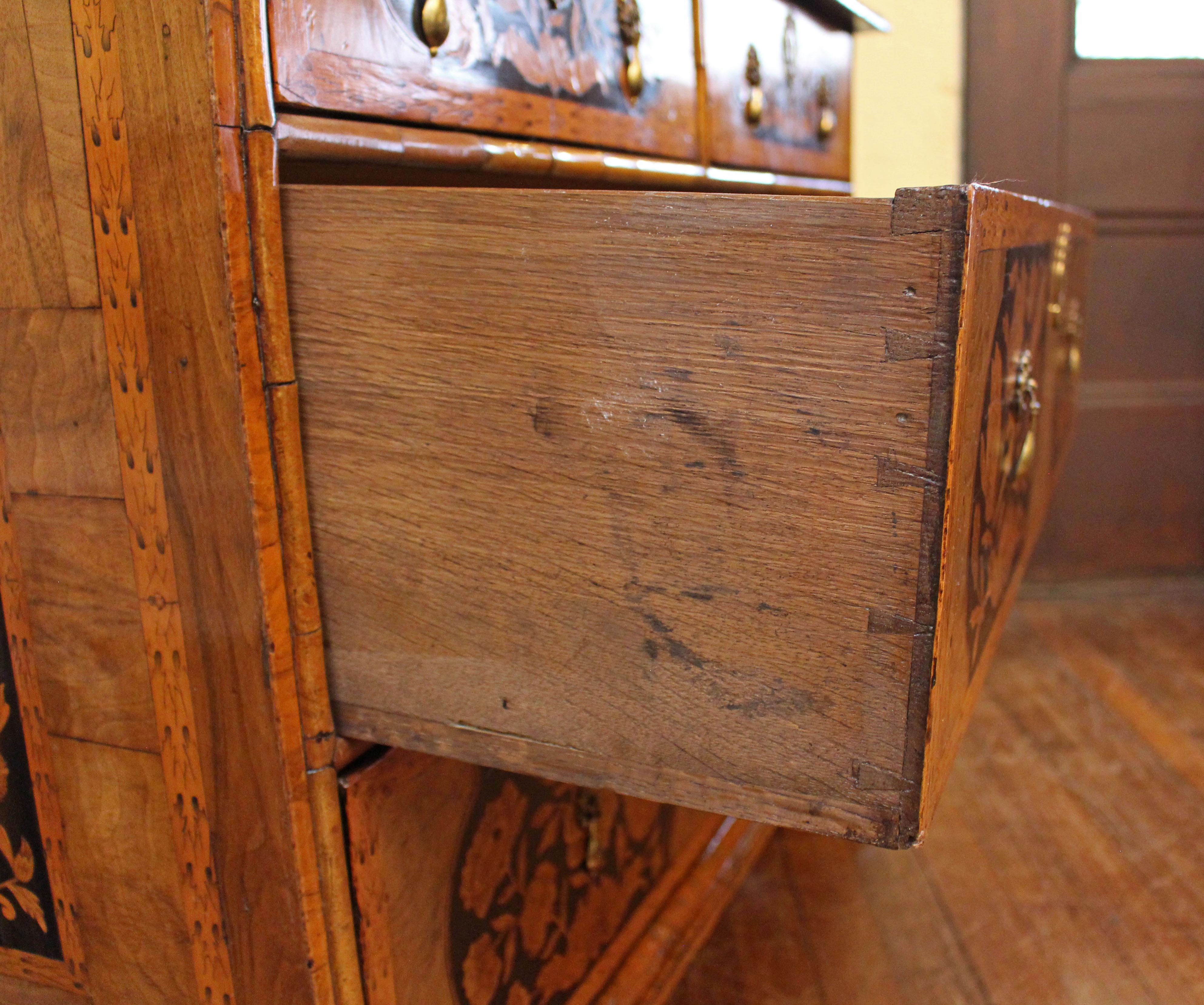 CIRCA 1680, William & Mary Periode, Englisches Nussbaumholz & Intarsien Escritoire im Angebot 10