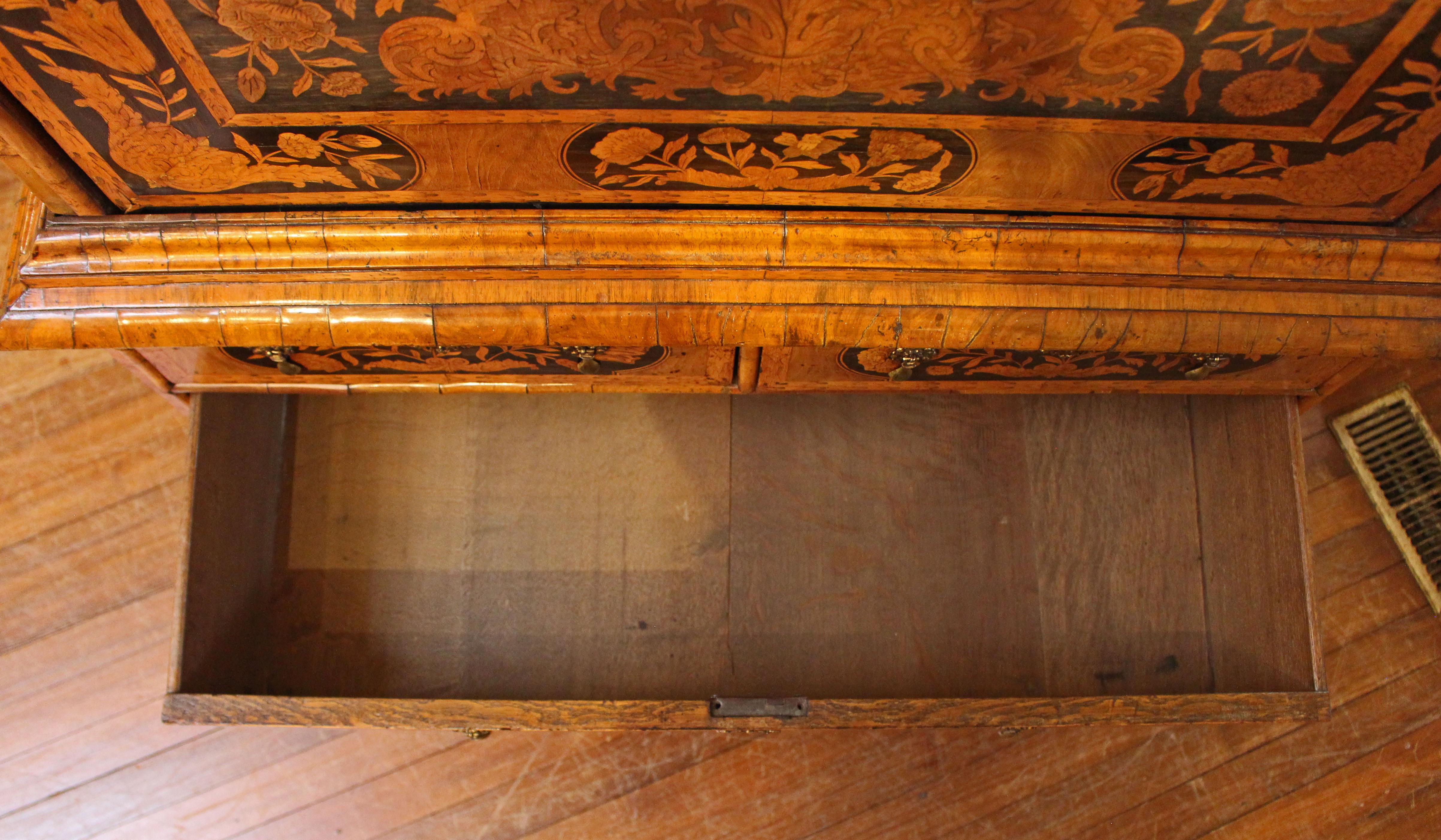 CIRCA 1680, William & Mary Periode, Englisches Nussbaumholz & Intarsien Escritoire im Angebot 11