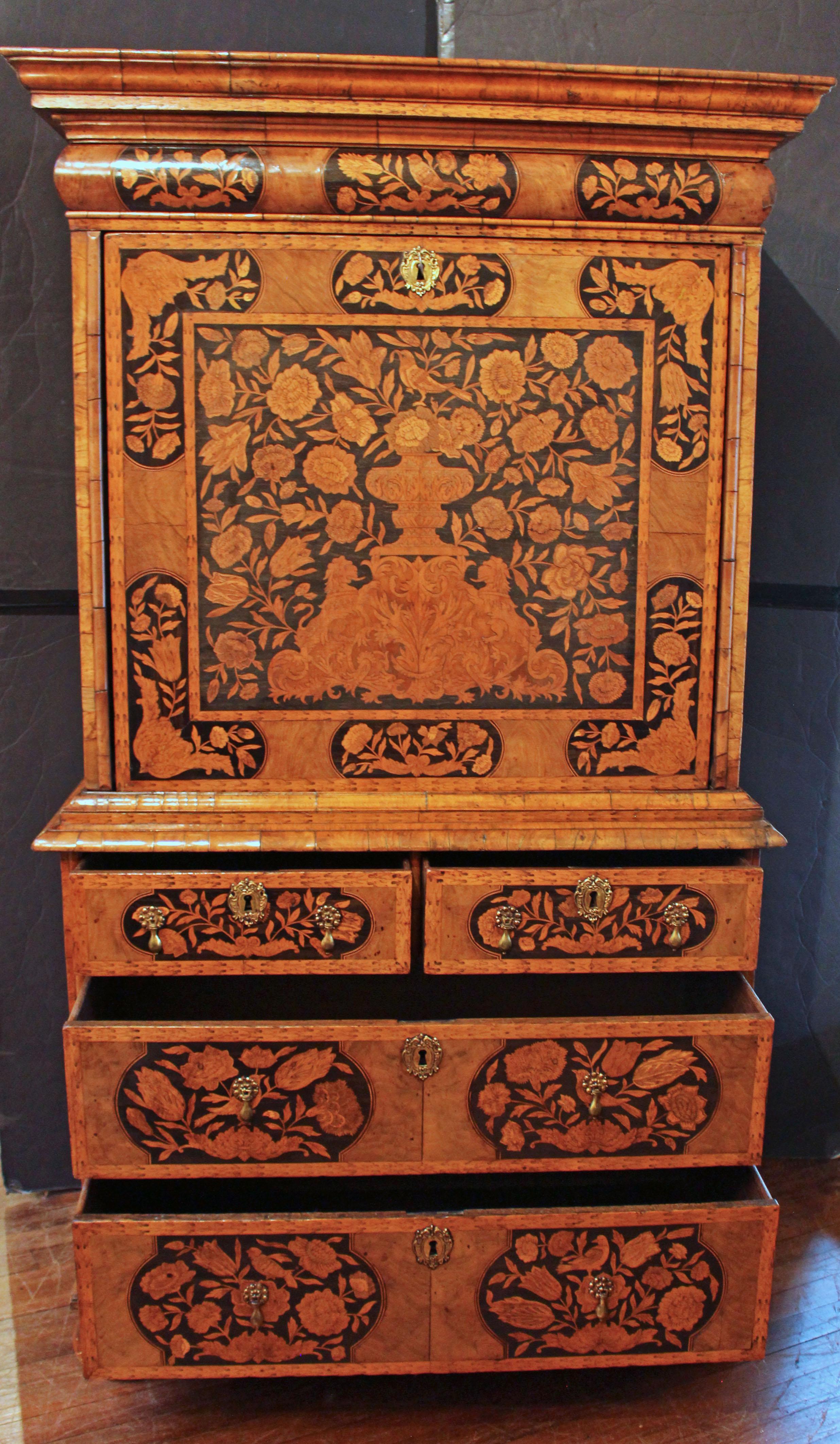 CIRCA 1680, William & Mary Periode, Englisches Nussbaumholz & Intarsien Escritoire (William und Mary) im Angebot