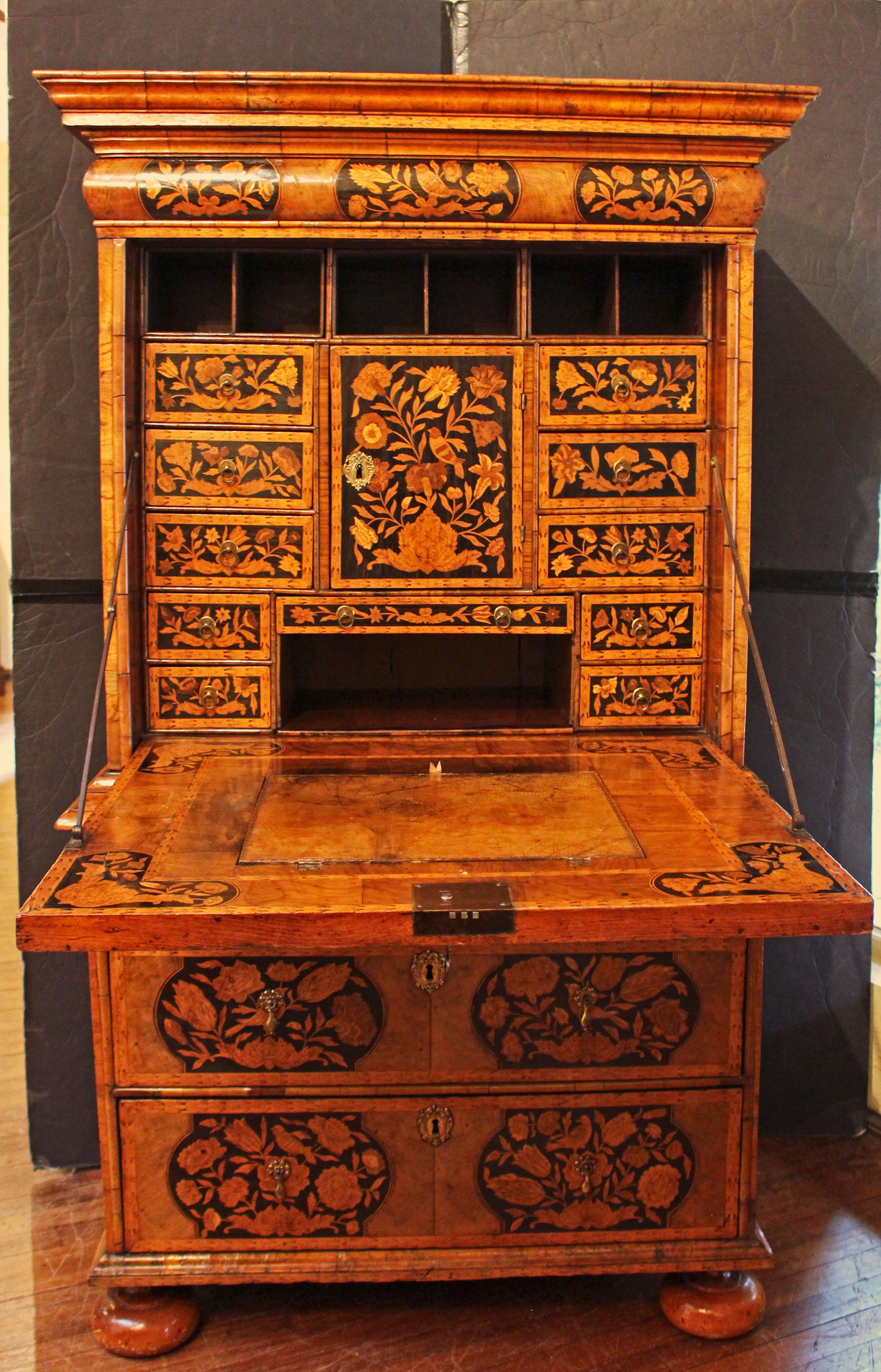 CIRCA 1680, William & Mary Periode, Englisches Nussbaumholz & Intarsien Escritoire im Zustand „Gut“ im Angebot in Chapel Hill, NC