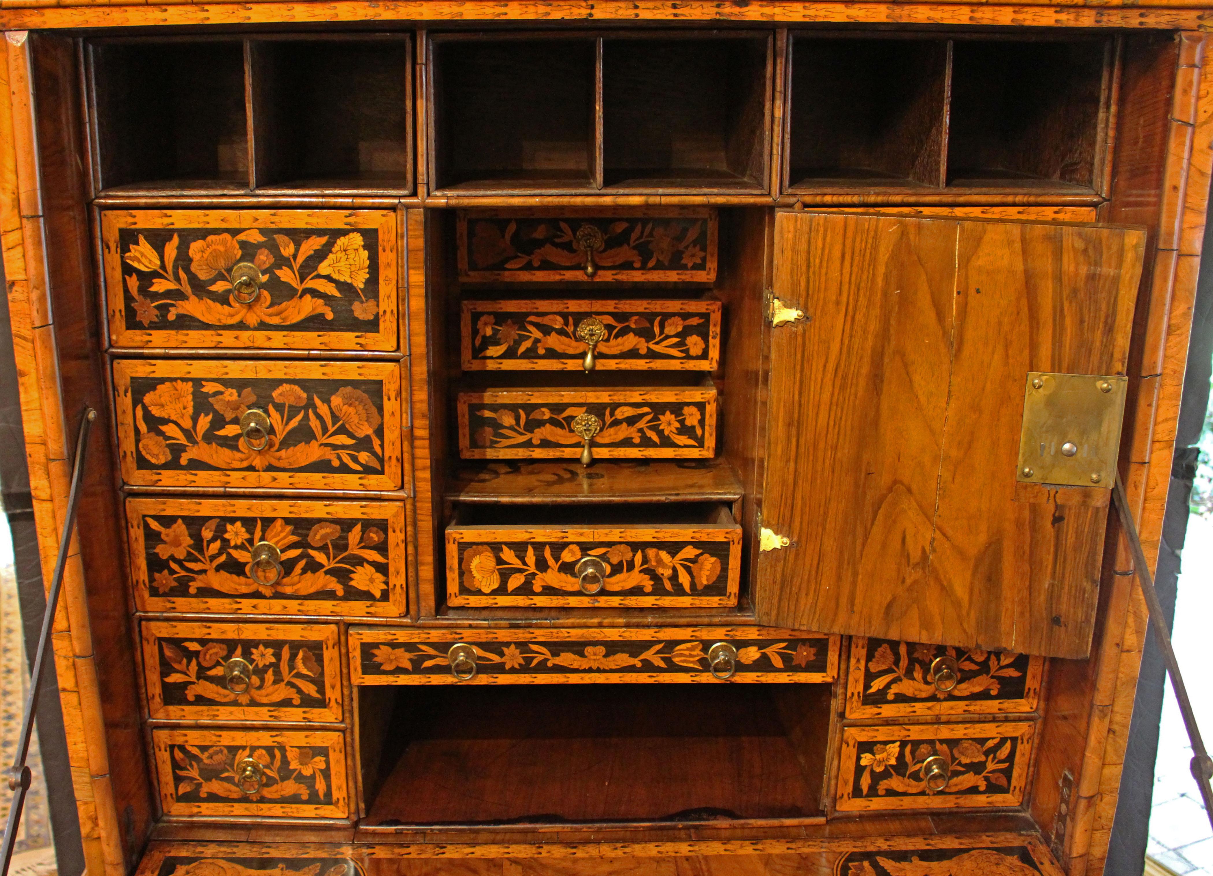 CIRCA 1680, William & Mary Periode, Englisches Nussbaumholz & Intarsien Escritoire (Spätes 17. Jahrhundert) im Angebot