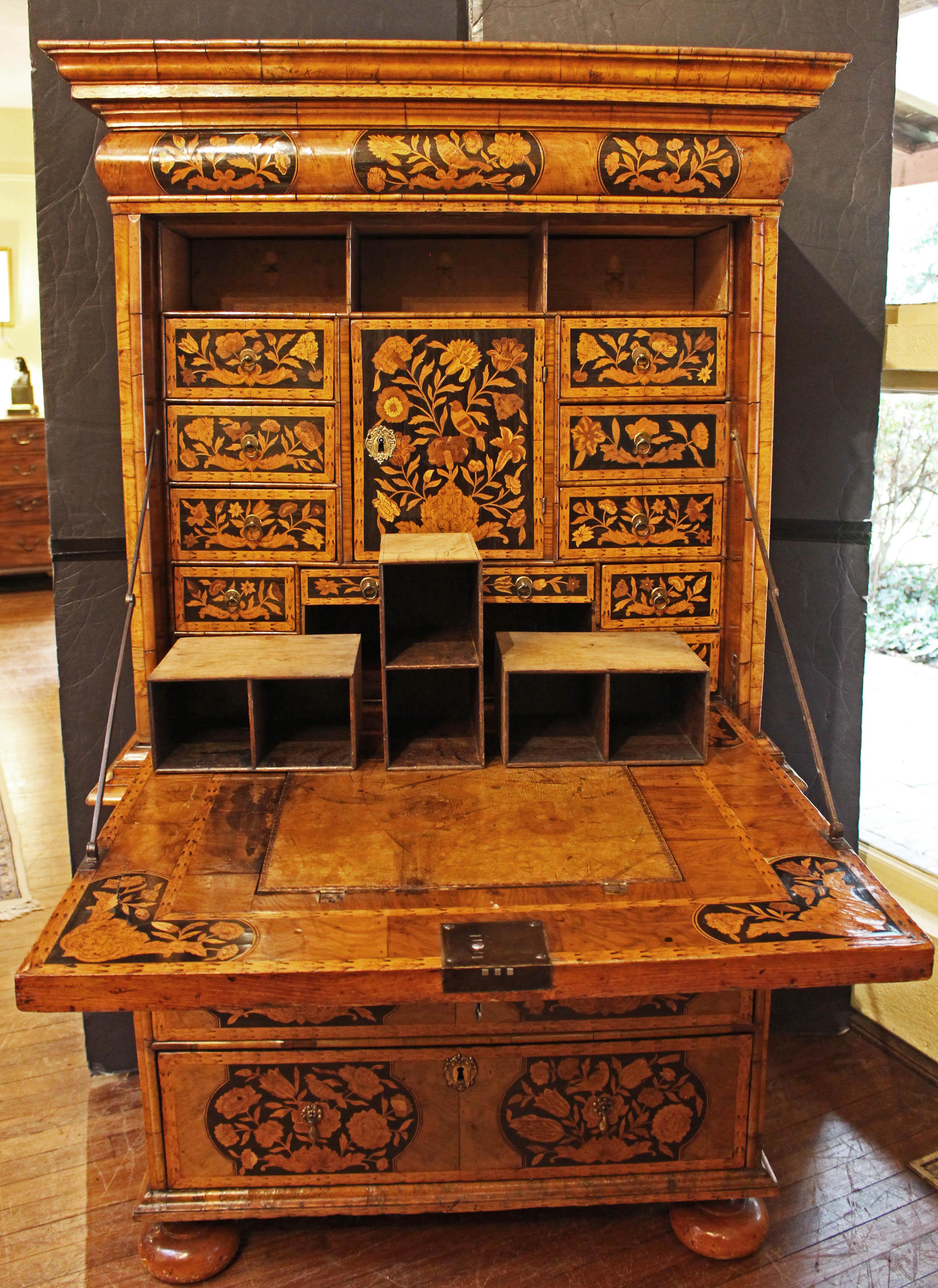 CIRCA 1680, William & Mary Periode, Englisches Nussbaumholz & Intarsien Escritoire (Metall) im Angebot