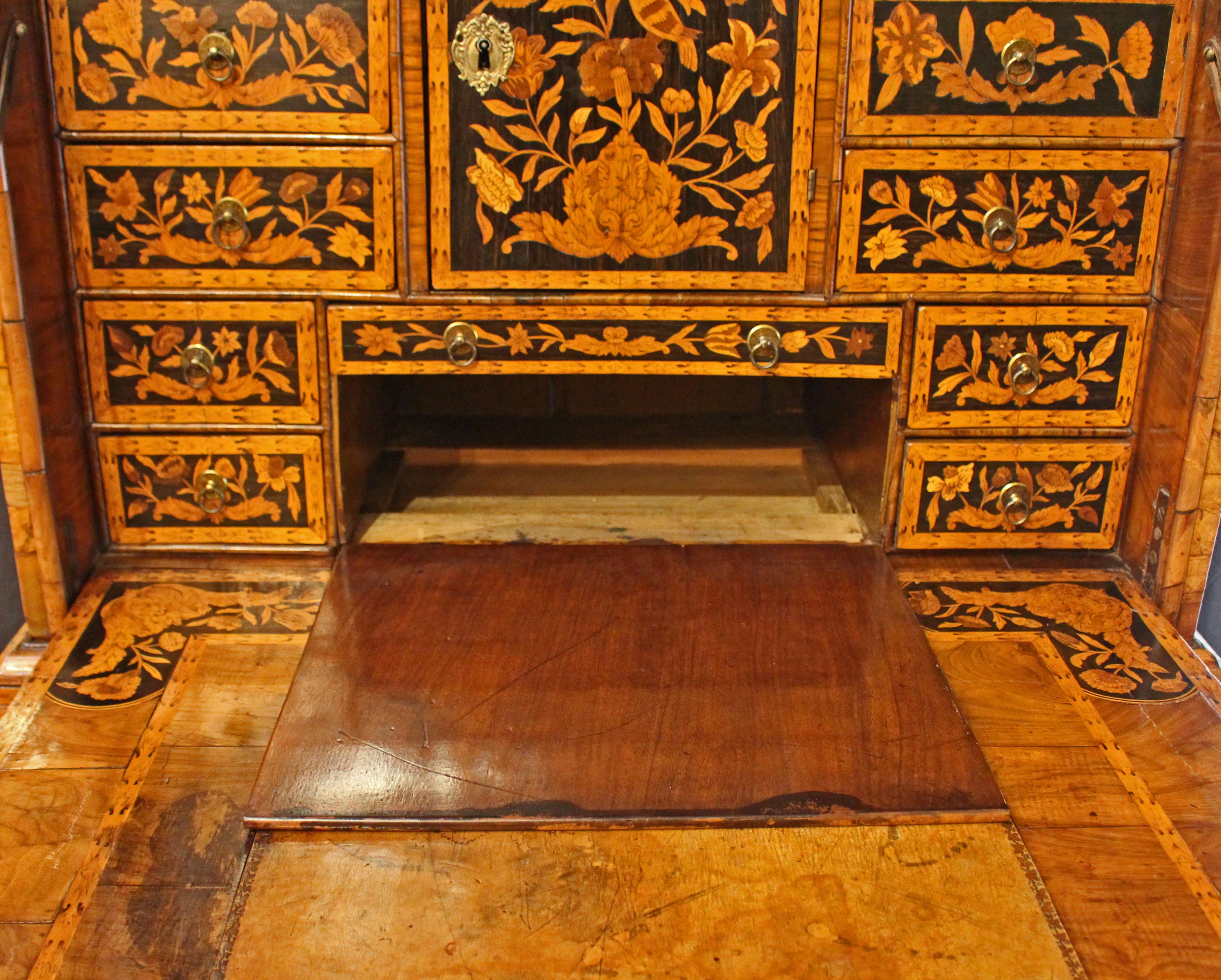 CIRCA 1680, William & Mary Periode, Englisches Nussbaumholz & Intarsien Escritoire im Angebot 1