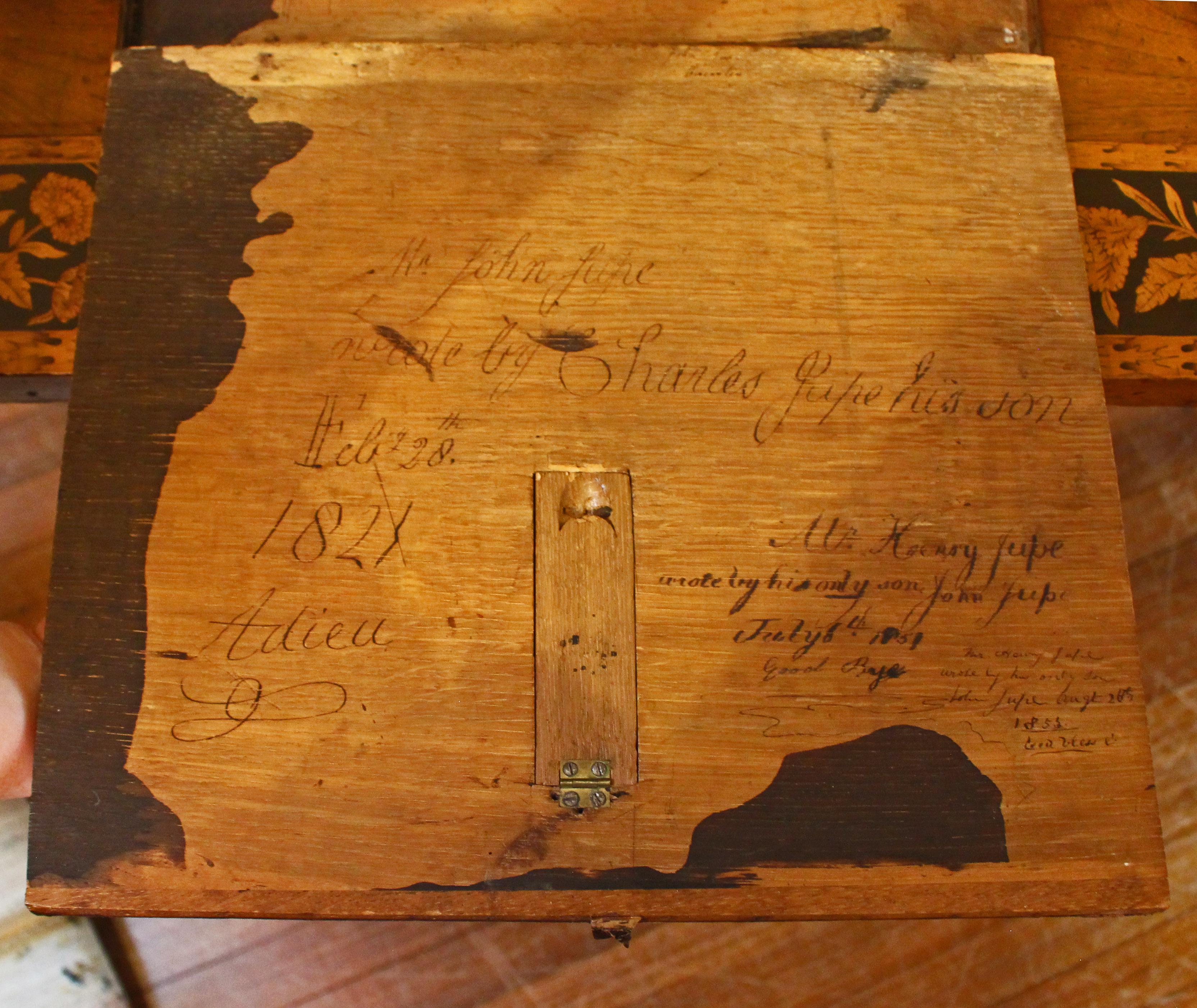 CIRCA 1680, William & Mary Periode, Englisches Nussbaumholz & Intarsien Escritoire im Angebot 2