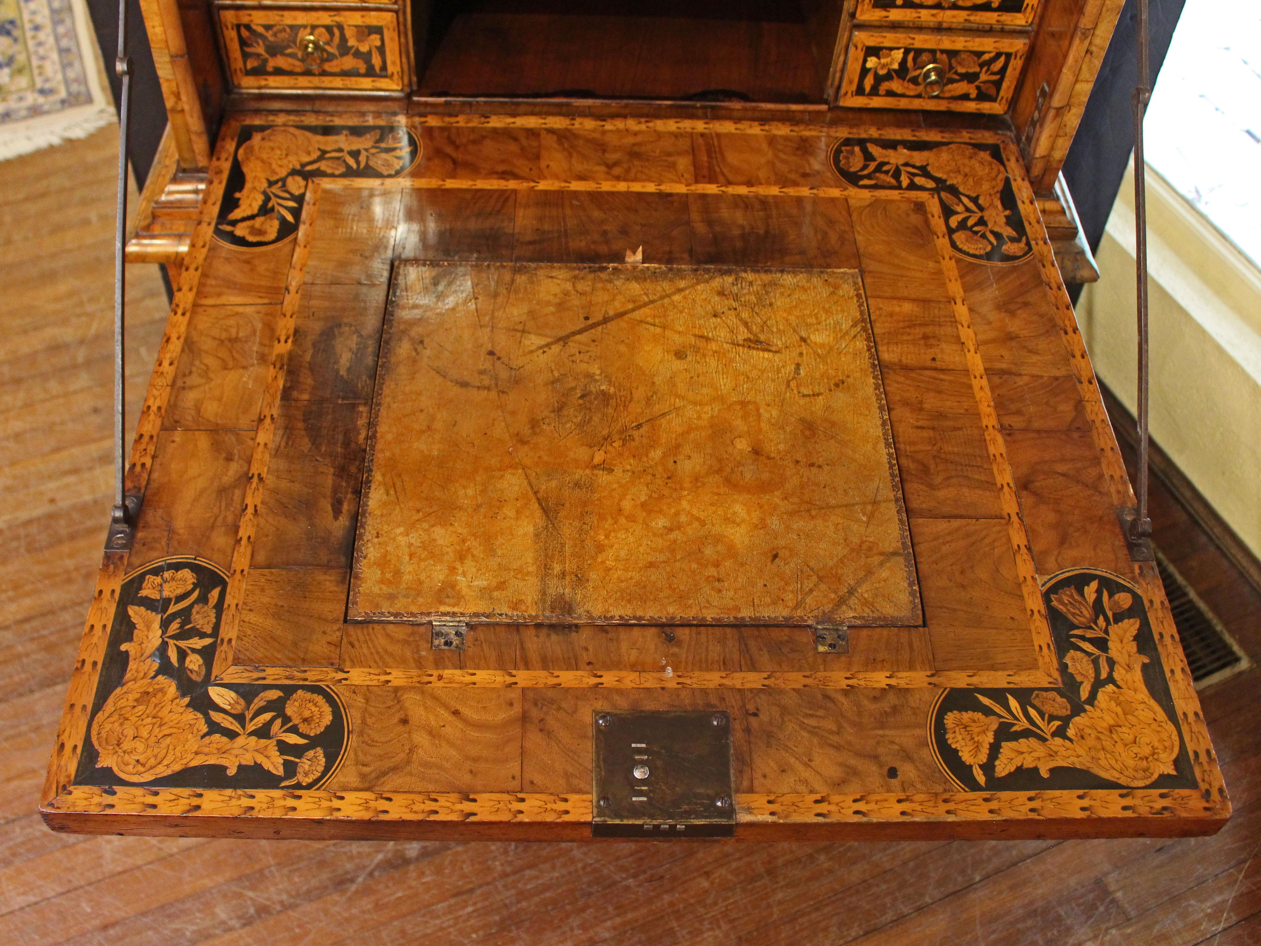 CIRCA 1680, William & Mary Periode, Englisches Nussbaumholz & Intarsien Escritoire im Angebot 3