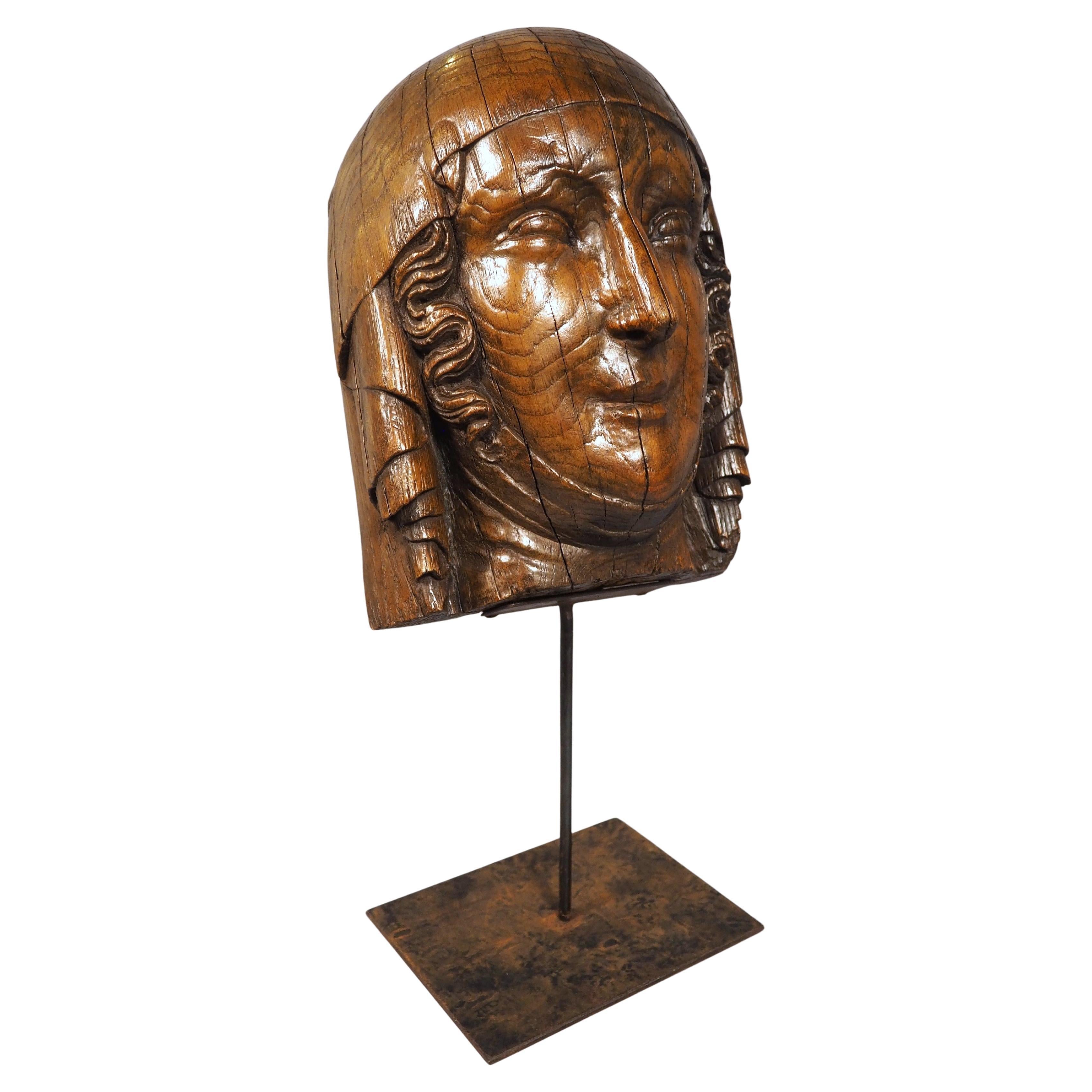 Circa 1700 Busto de mujer de roble francés tallado y montado en hierro