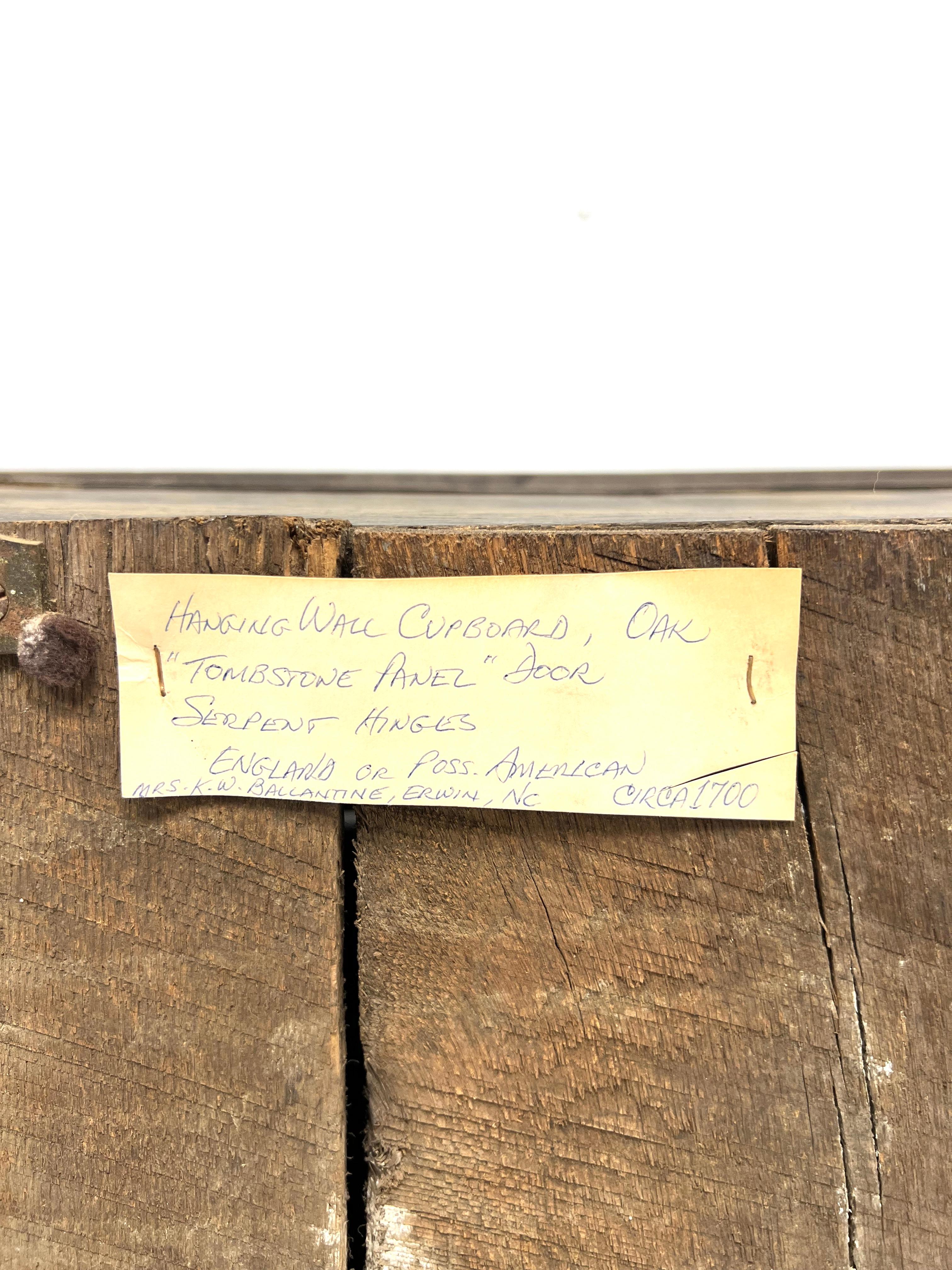 Englischer Hängeschrank aus gebürsteter Eiche mit Tombstone-Tür, um 1700 im Angebot 5