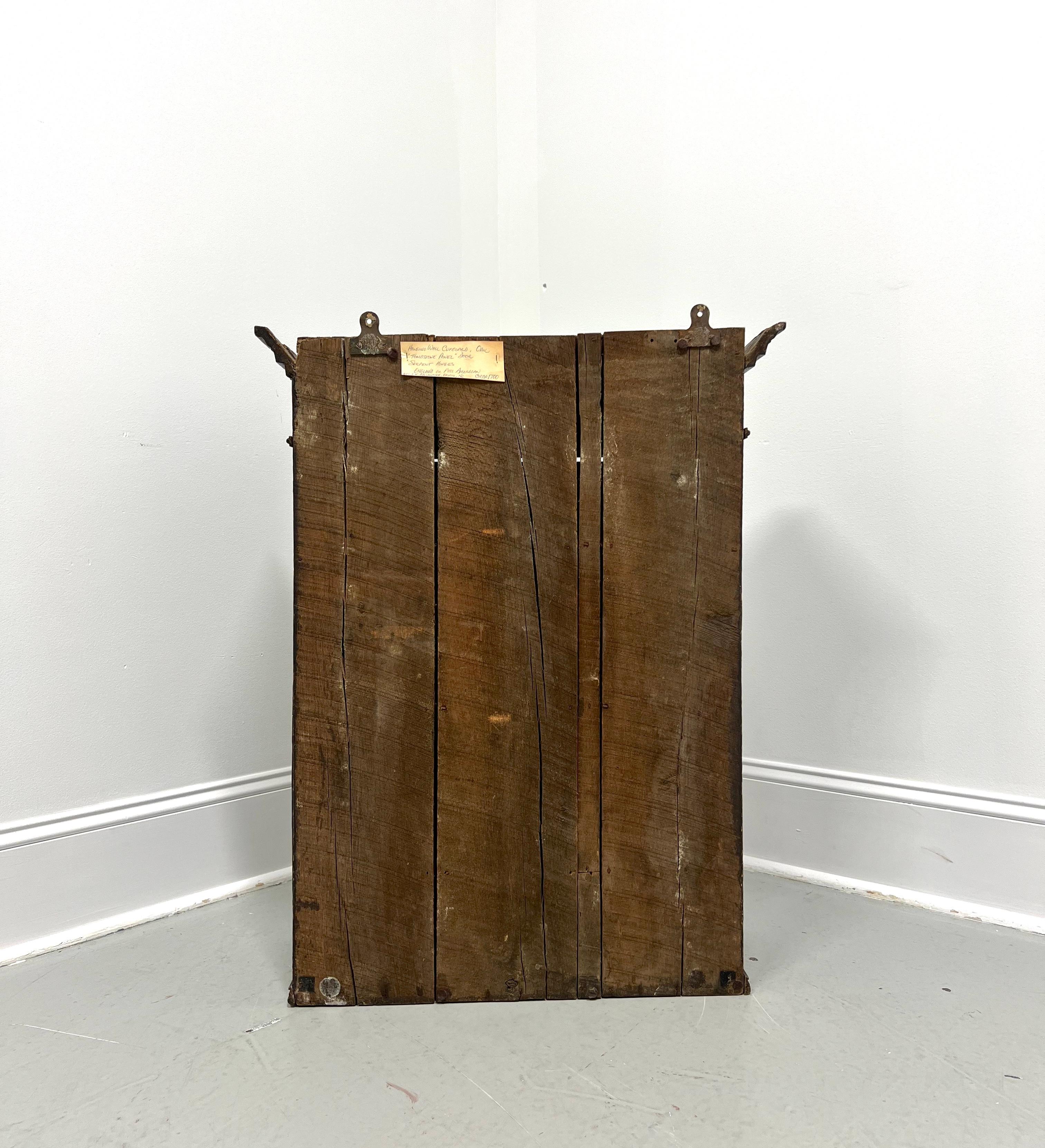 Englischer Hängeschrank aus gebürsteter Eiche mit Tombstone-Tür, um 1700 im Zustand „Gut“ im Angebot in Charlotte, NC