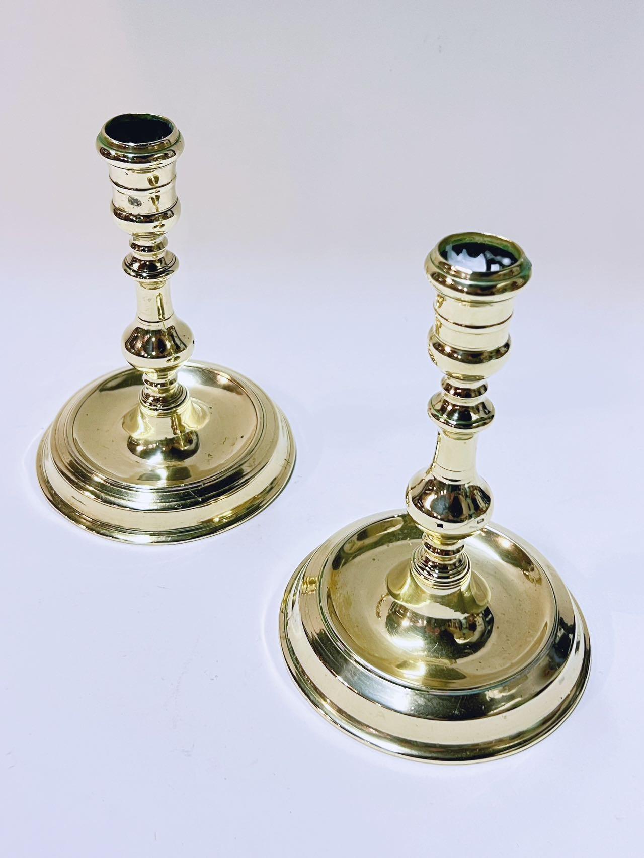Candelieri da camera barocchi francesi in ottone fuso, 1710-20 ca. in vendita 3