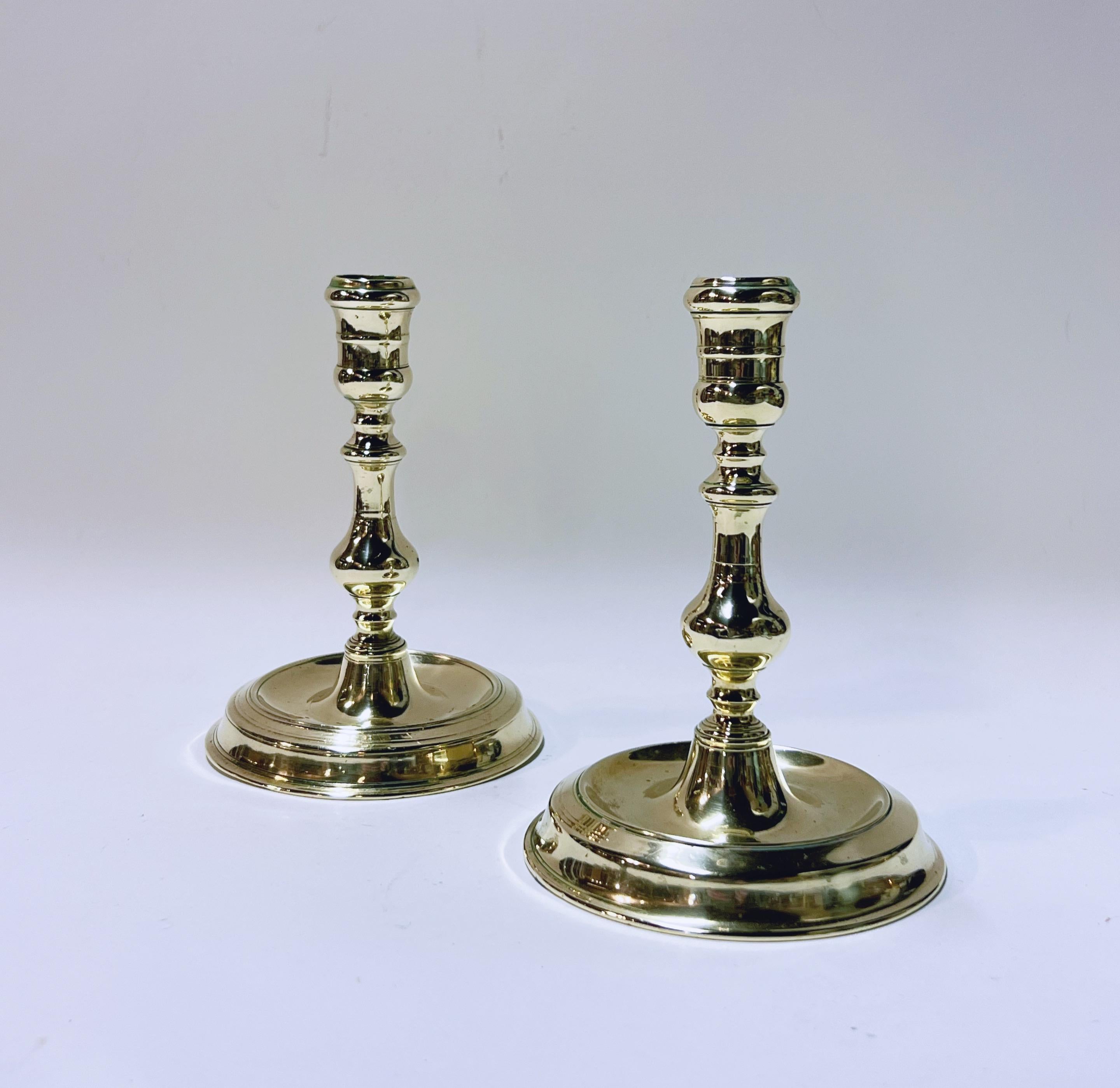 Candelieri da camera barocchi francesi in ottone fuso, 1710-20 ca. In condizioni buone in vendita a Skien, NO