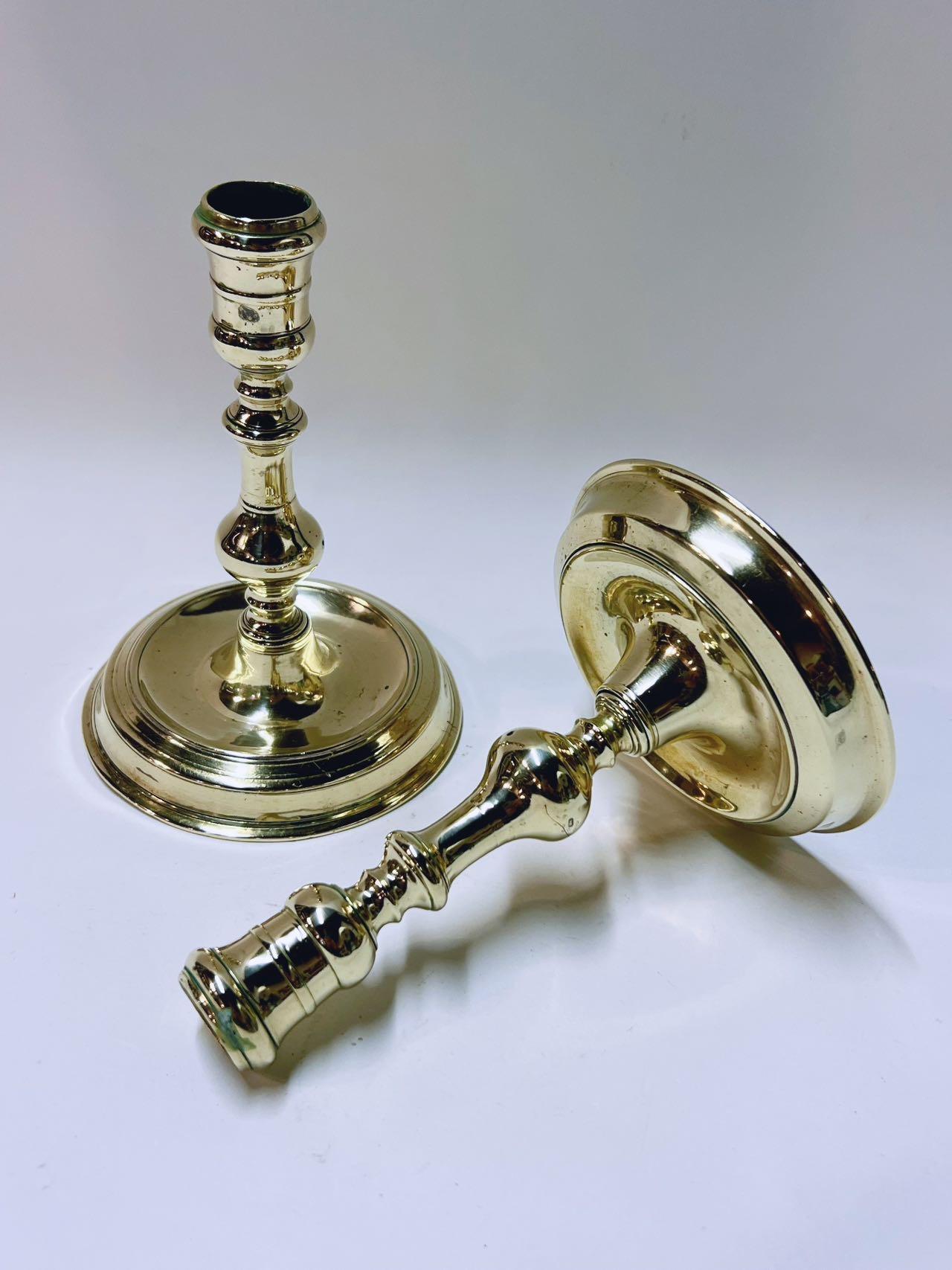 XVIII secolo Candelieri da camera barocchi francesi in ottone fuso, 1710-20 ca. in vendita