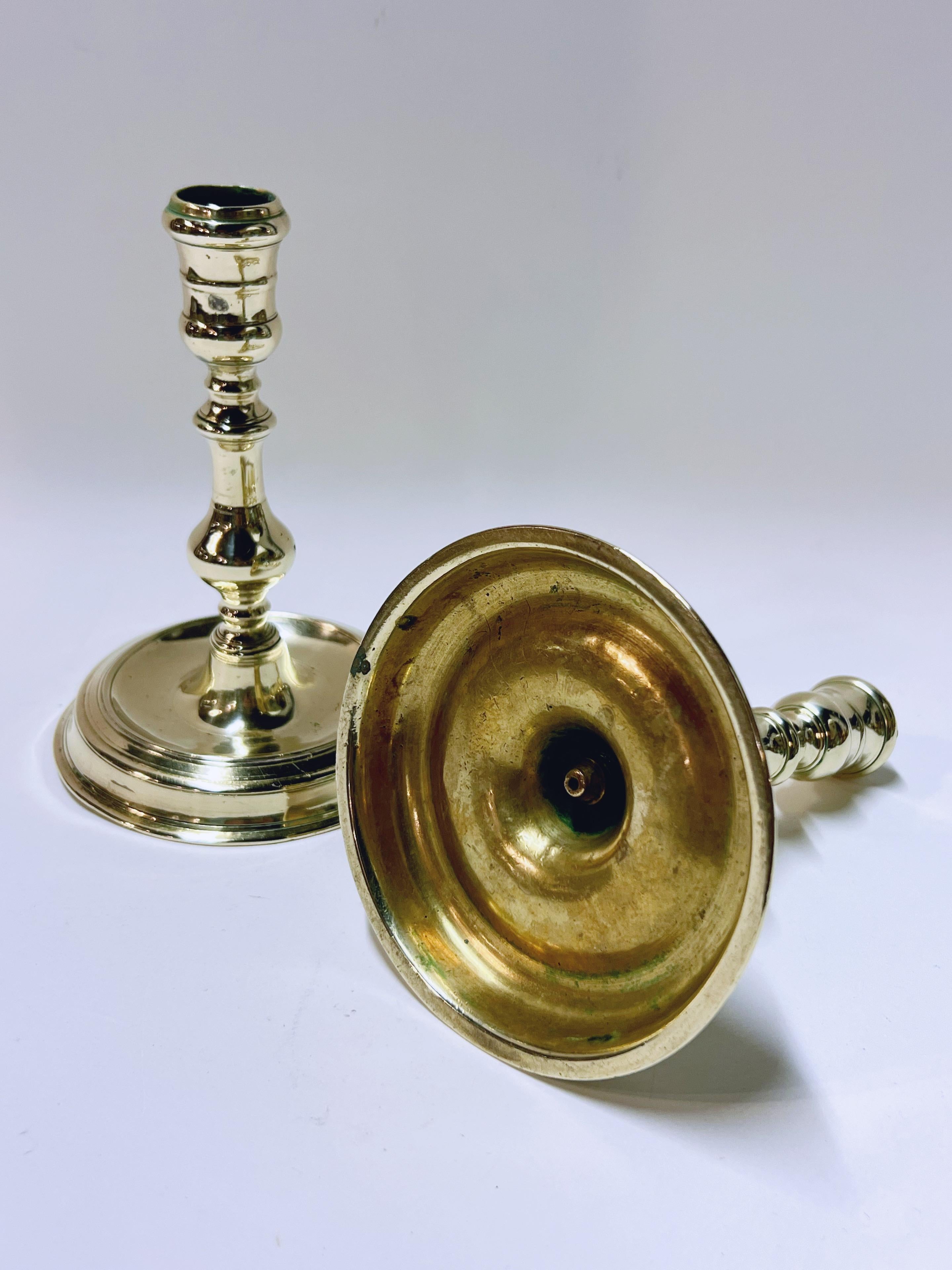 Ottone Candelieri da camera barocchi francesi in ottone fuso, 1710-20 ca. in vendita