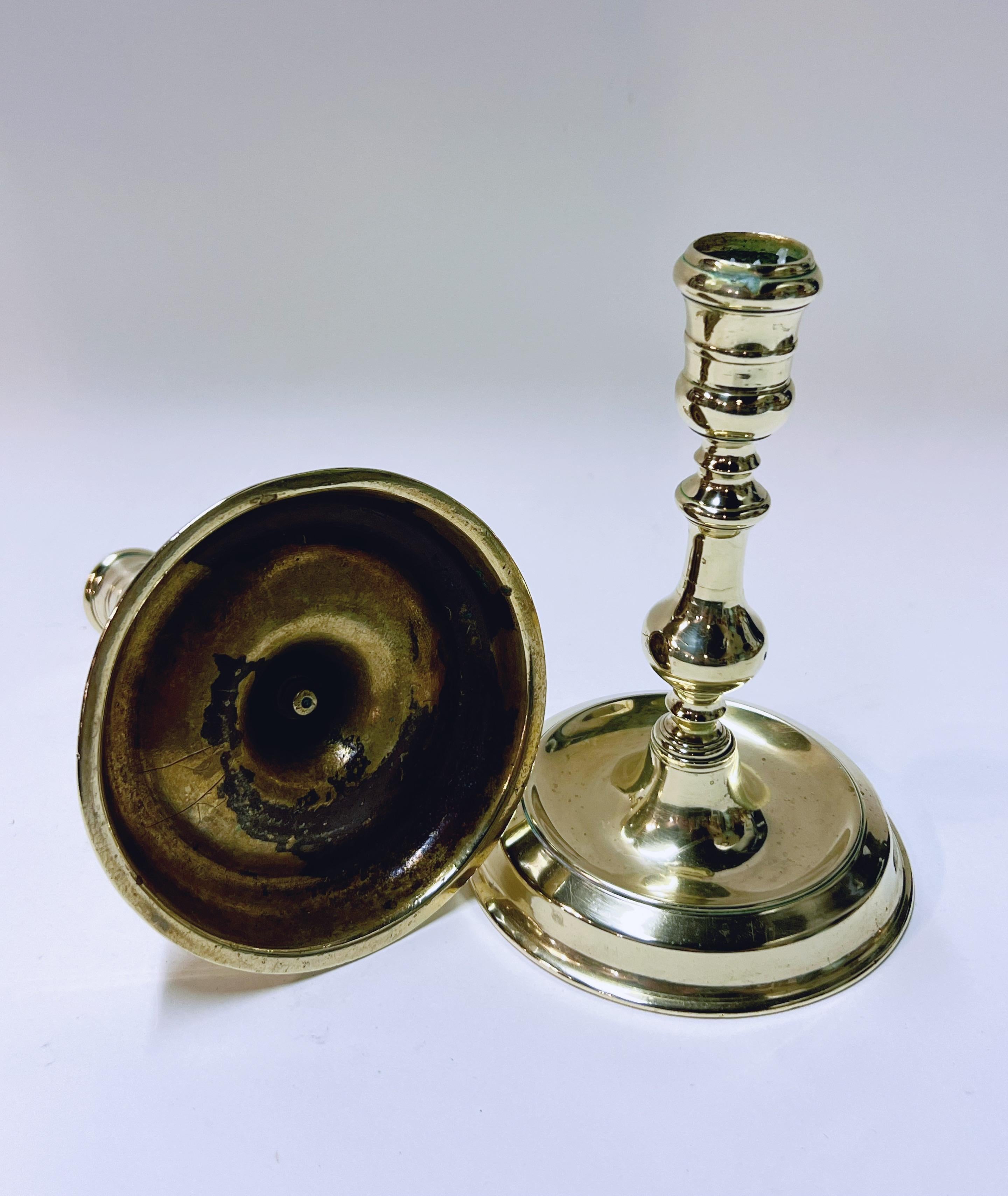 Candelieri da camera barocchi francesi in ottone fuso, 1710-20 ca. in vendita 1
