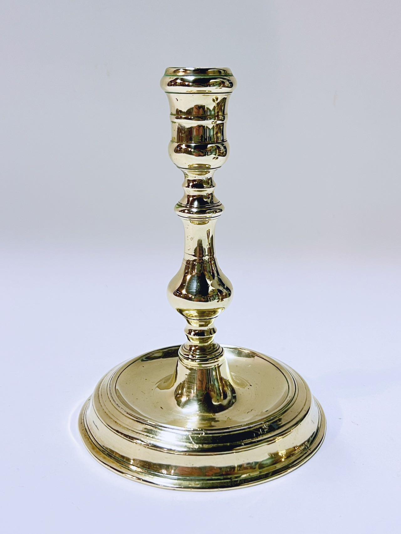 Candelieri da camera barocchi francesi in ottone fuso, 1710-20 ca. in vendita 2