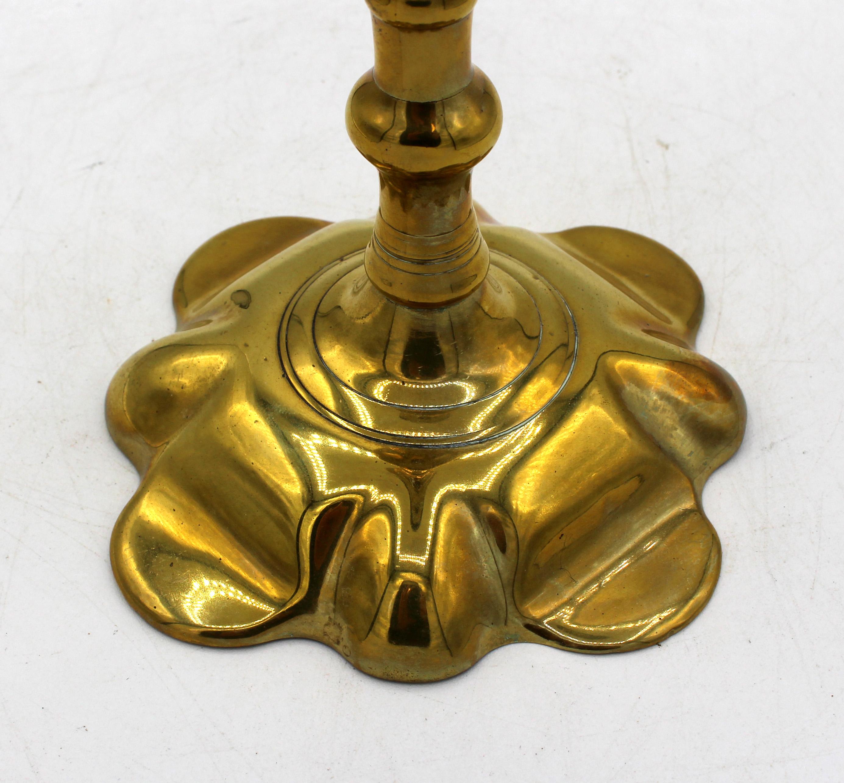 CIRCA 1730-40 Messing-Kerzenhalter aus der Zeit von Georg II. Sockel aus Blütenblättern mit passendem Knauf und Bobeche. Der Boden wird sorgfältig abgeschabt. Die Auswerferwelle ist sichtbar. Abgeflachte Blütenblätter in den Ecken trennen erhabene