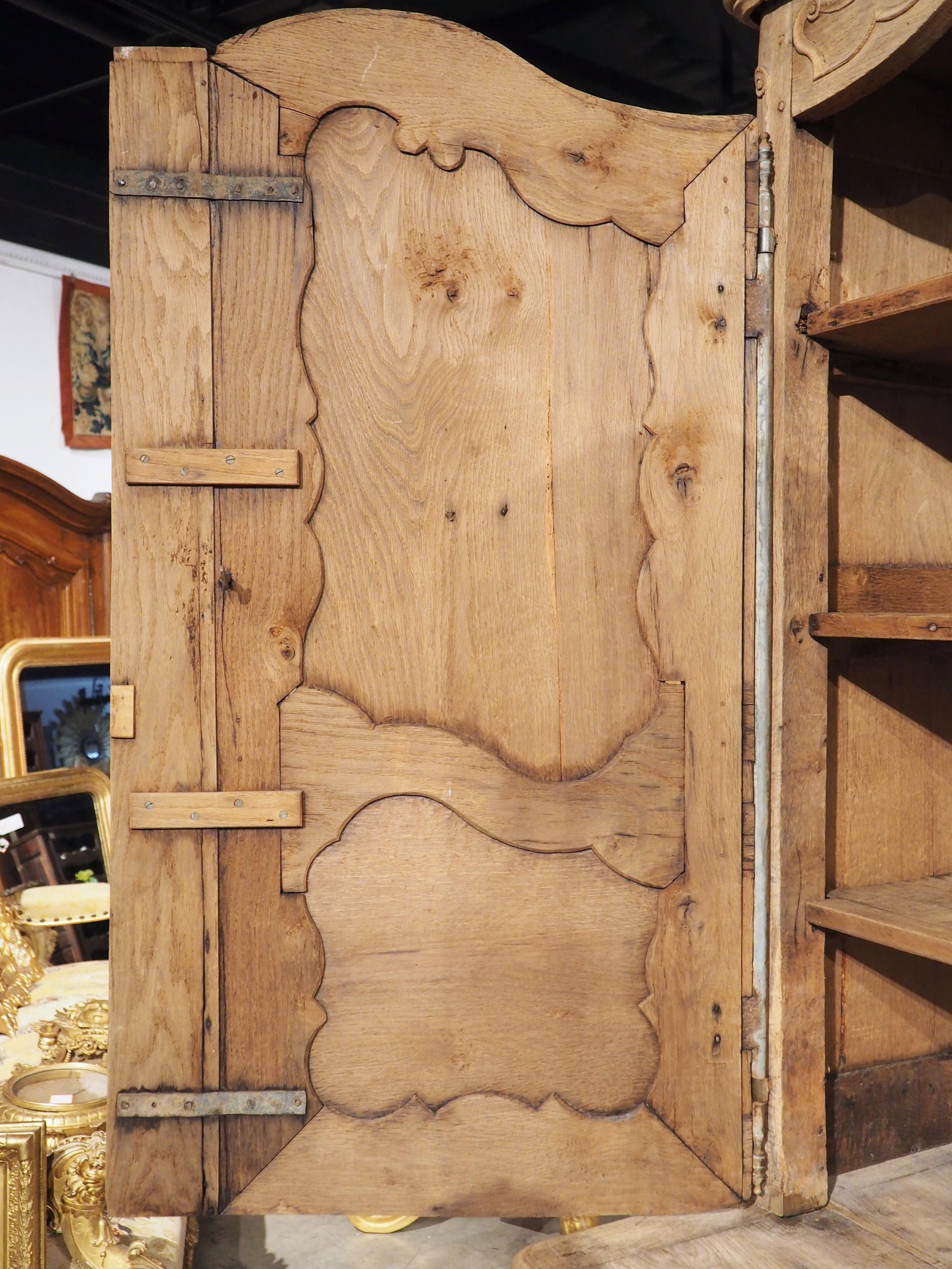 Buffet Deux Corps in Oak sbiancato del 1730 circa da Laval, Francia in vendita 1