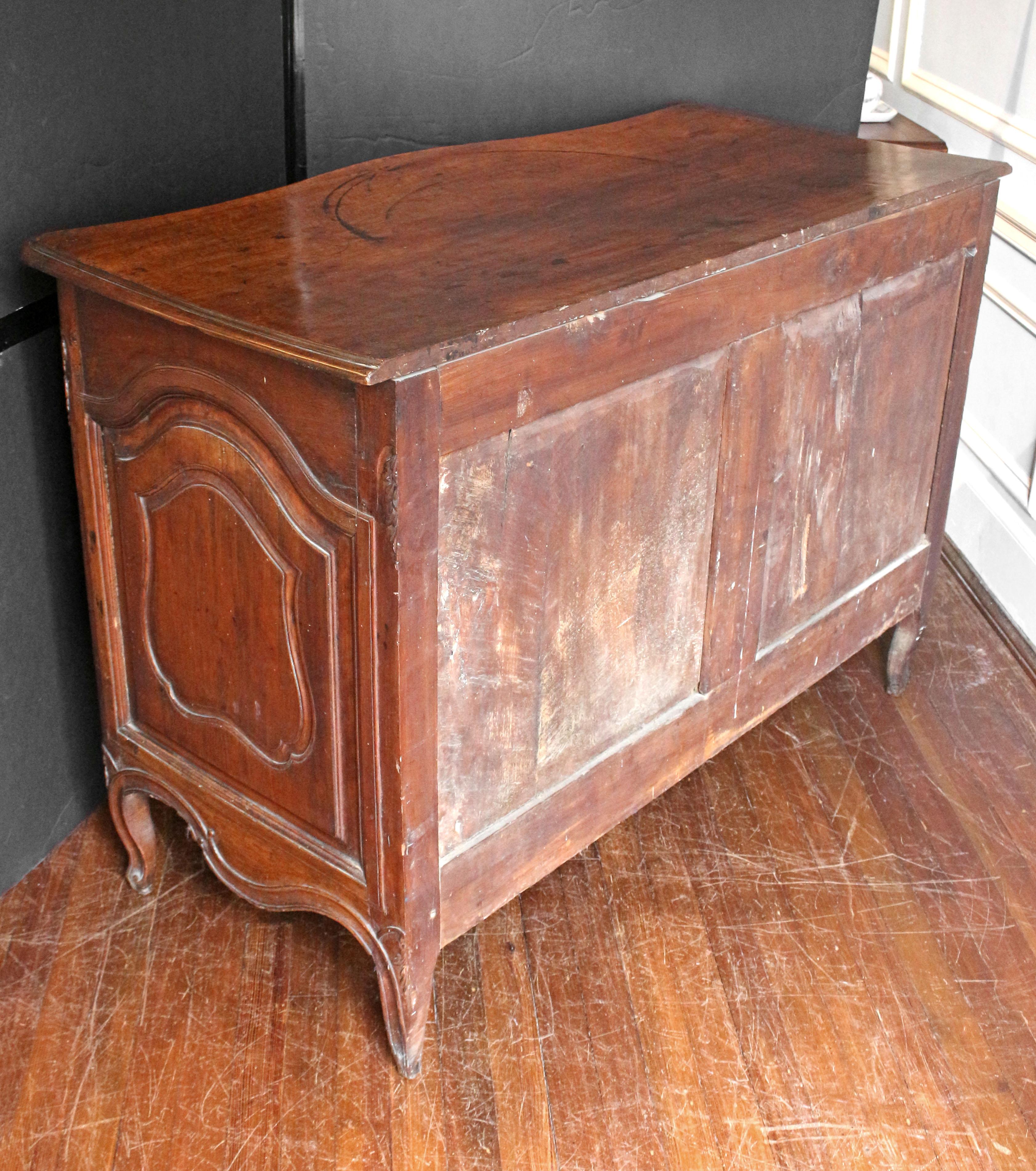 Circa 1735-55 French Rococo Period Commode from Provence For Sale 10
