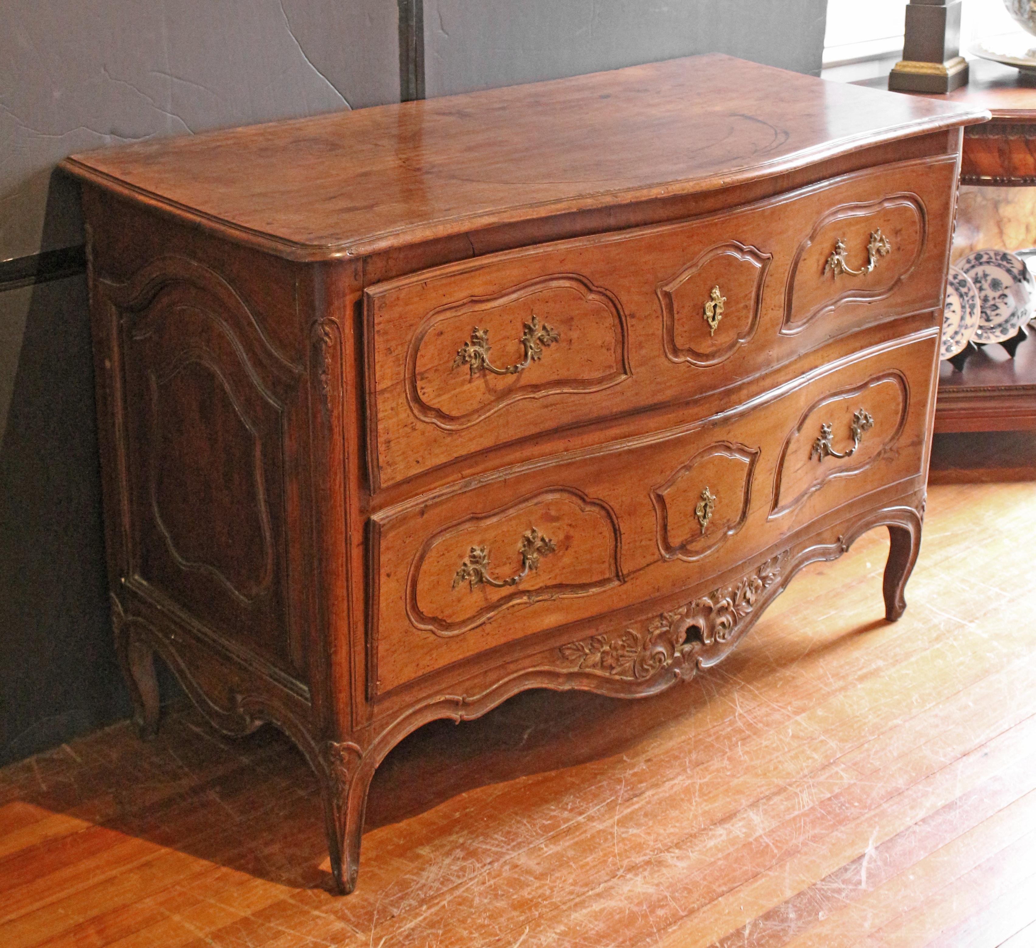 Circa 1735-55 French Rococo Period Commode from Provence In Good Condition For Sale In Chapel Hill, NC