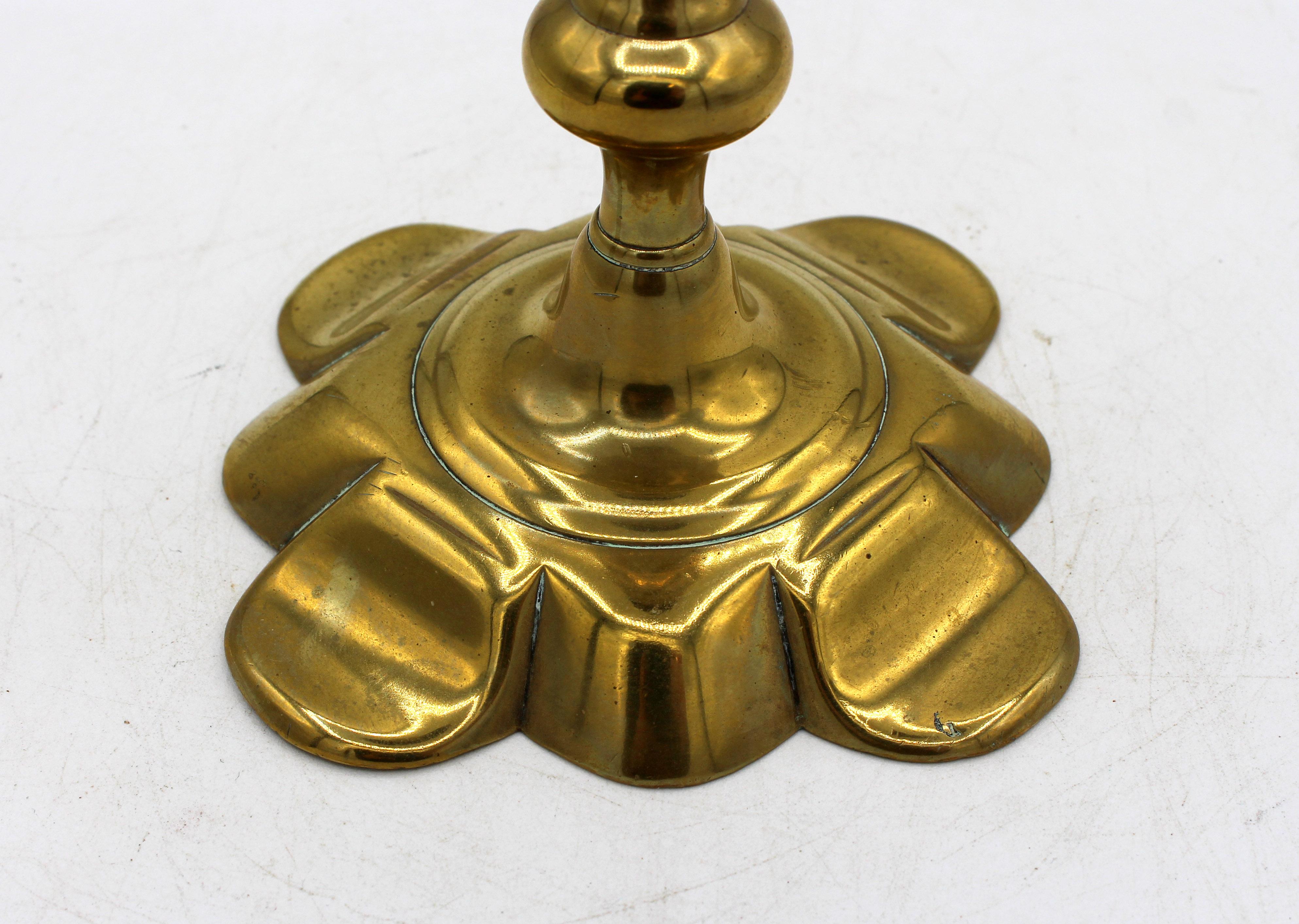 Candeliere in ottone del periodo 1740-60 circa di Giorgio II. Fusione in 2 parti con albero scrostato e base a forma di petalo. Costruzione raffinata come ci si aspettava. Patina calda. Sulla cucitura la lucidatura ha esposto 1/2