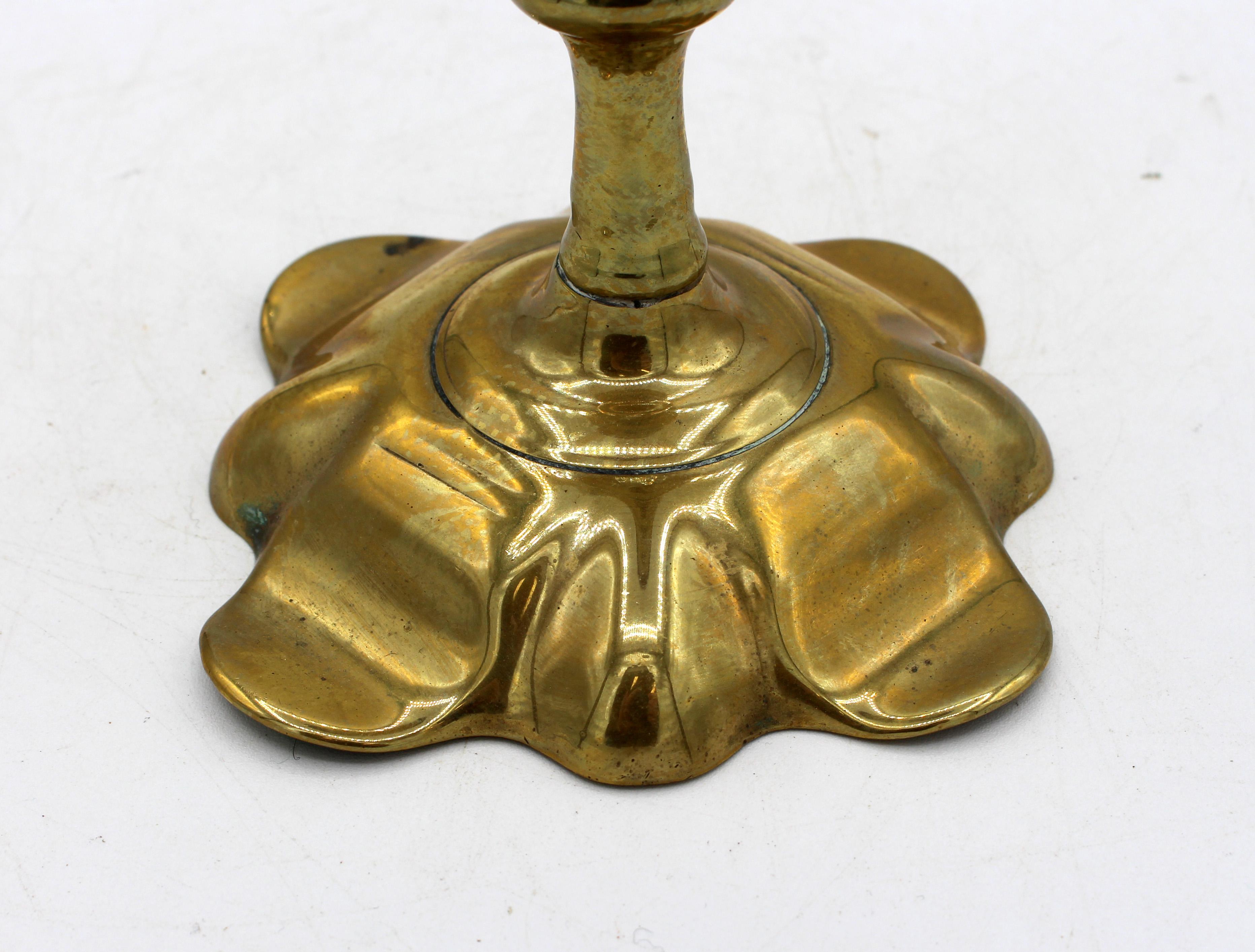 CIRCA 1740-60 Messing-Kerzenhalter aus der Zeit von Georg II. Blütenblattgrundform mit angepasster Bobeche. Gegossen in 2 Teilen. Warme Farbe und ausgezeichneter Zustand.
7,75