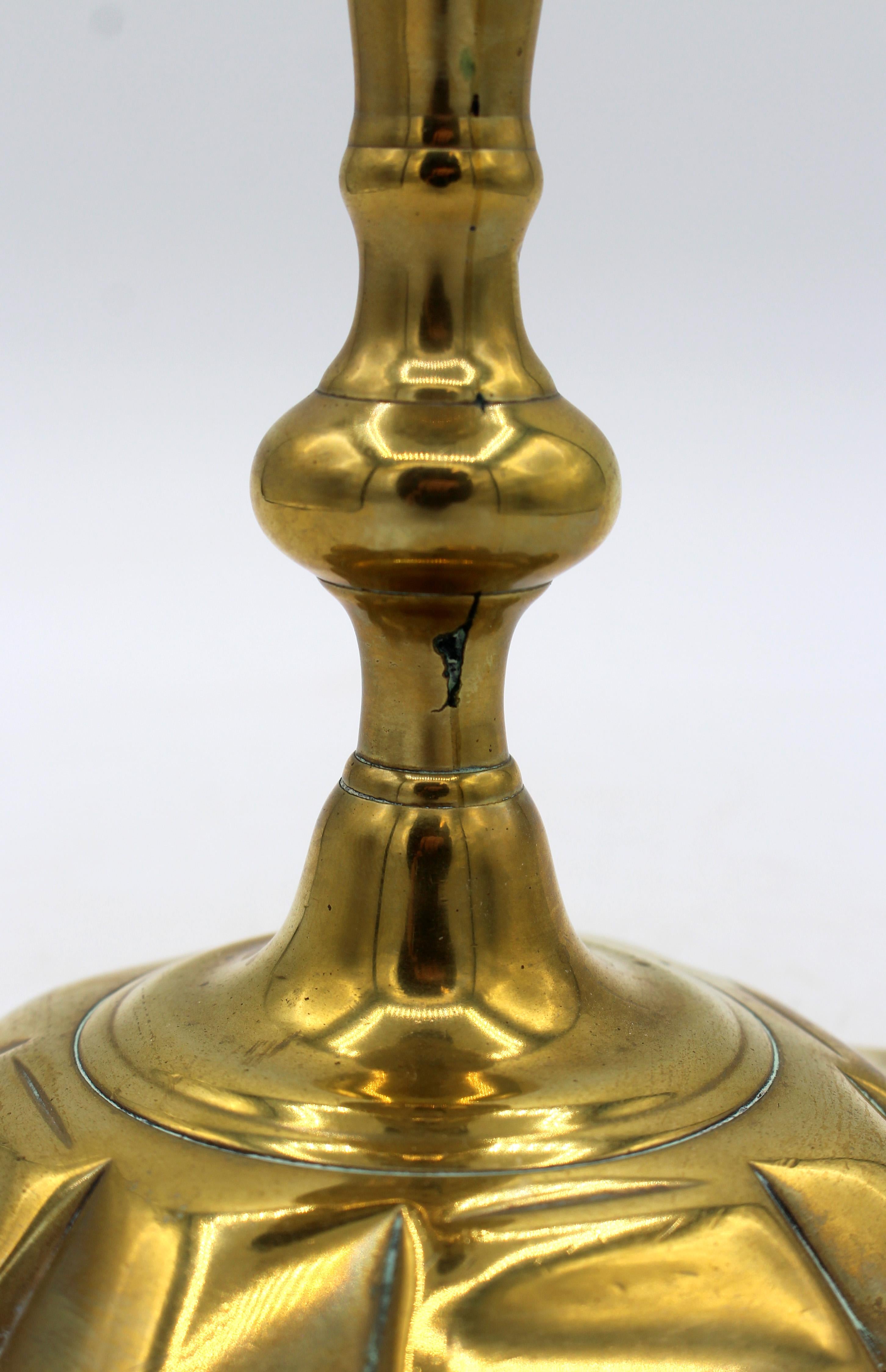 Inglese CIRCA 1740-60 Candeliere inglese in ottone del periodo Giorgio II in vendita