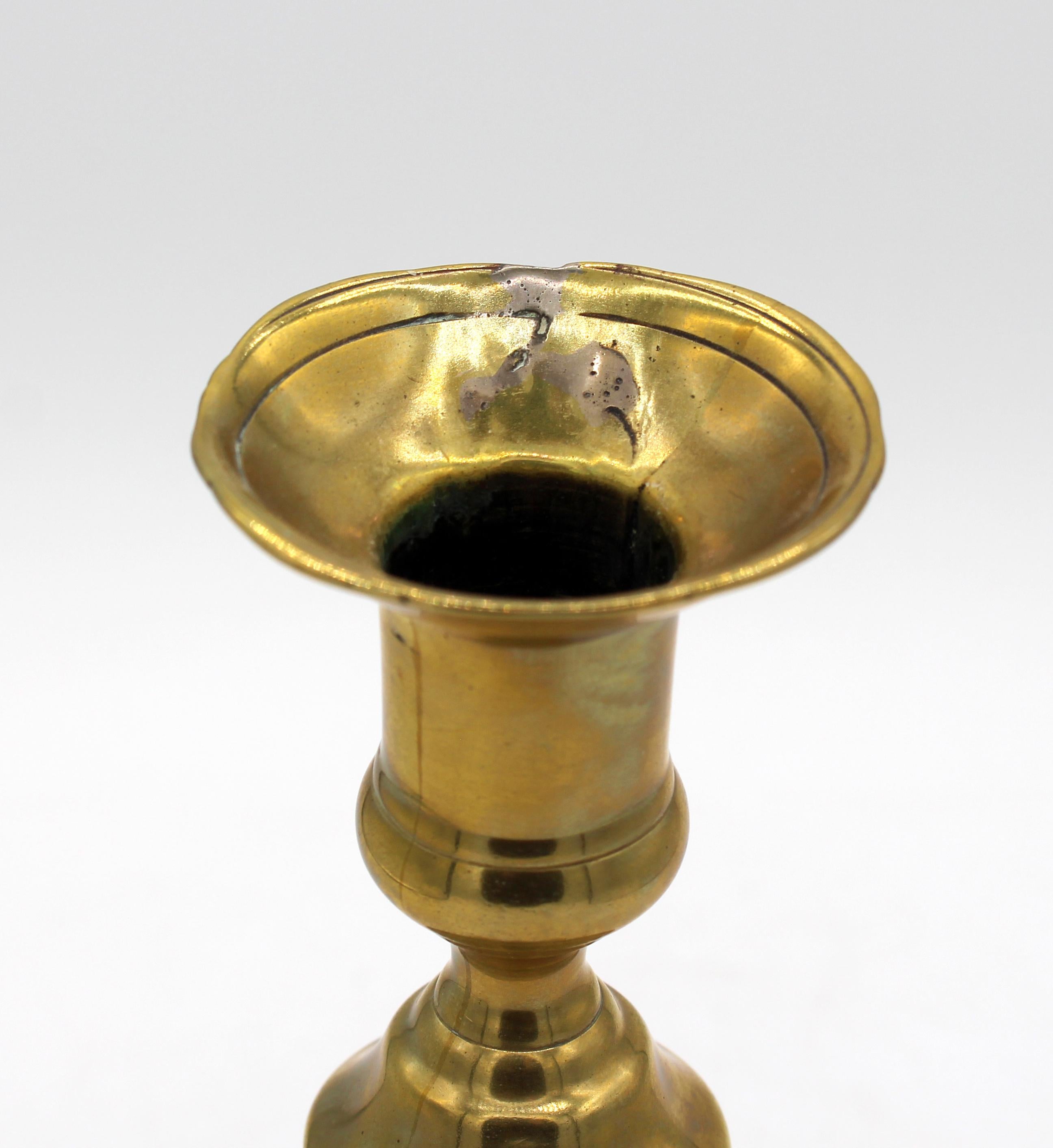 Calco CIRCA 1740-60 Candeliere inglese in ottone del periodo Giorgio II in vendita