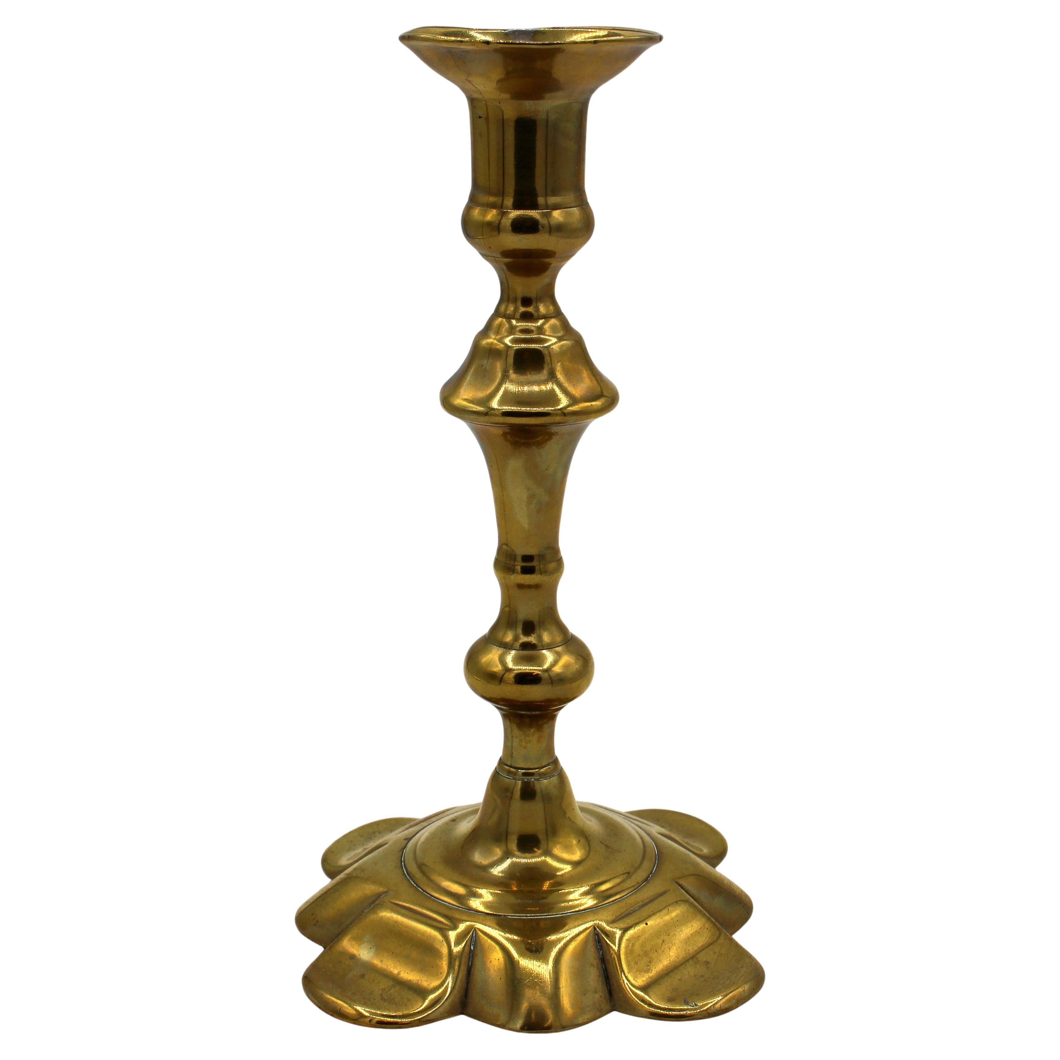 CIRCA 1740-60 Candeliere inglese in ottone del periodo Giorgio II