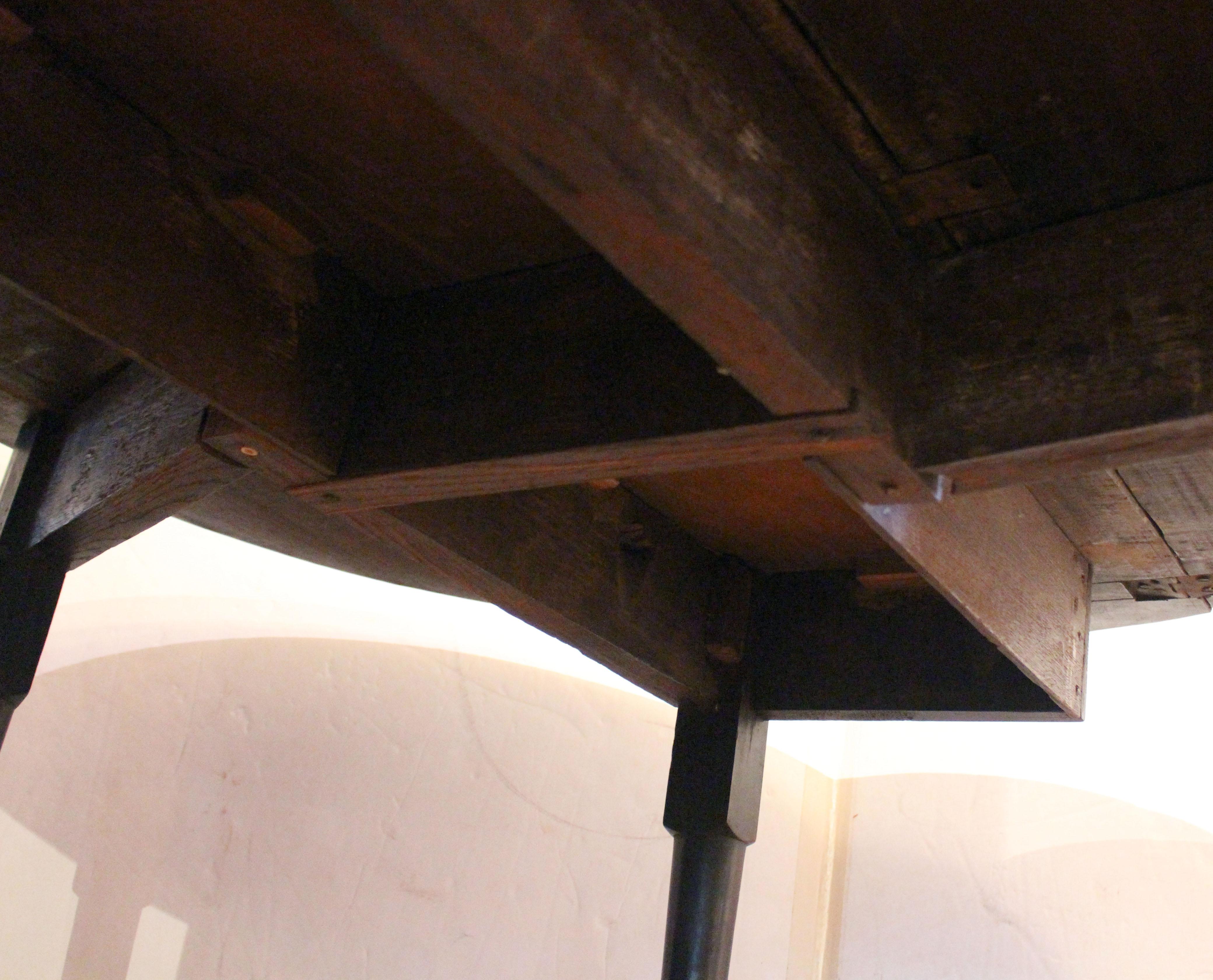Circa 1740-60 George II English Drop Leaf Table In Good Condition In Chapel Hill, NC