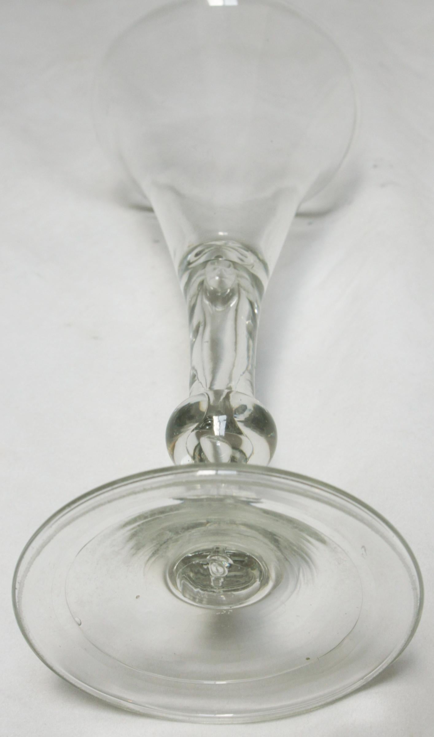 Vetro Bicchiere inglese da flute svasato del 1740 circa con stelo lacerato in vendita