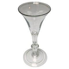 Bicchiere inglese da flute svasato del 1740 circa con stelo lacerato