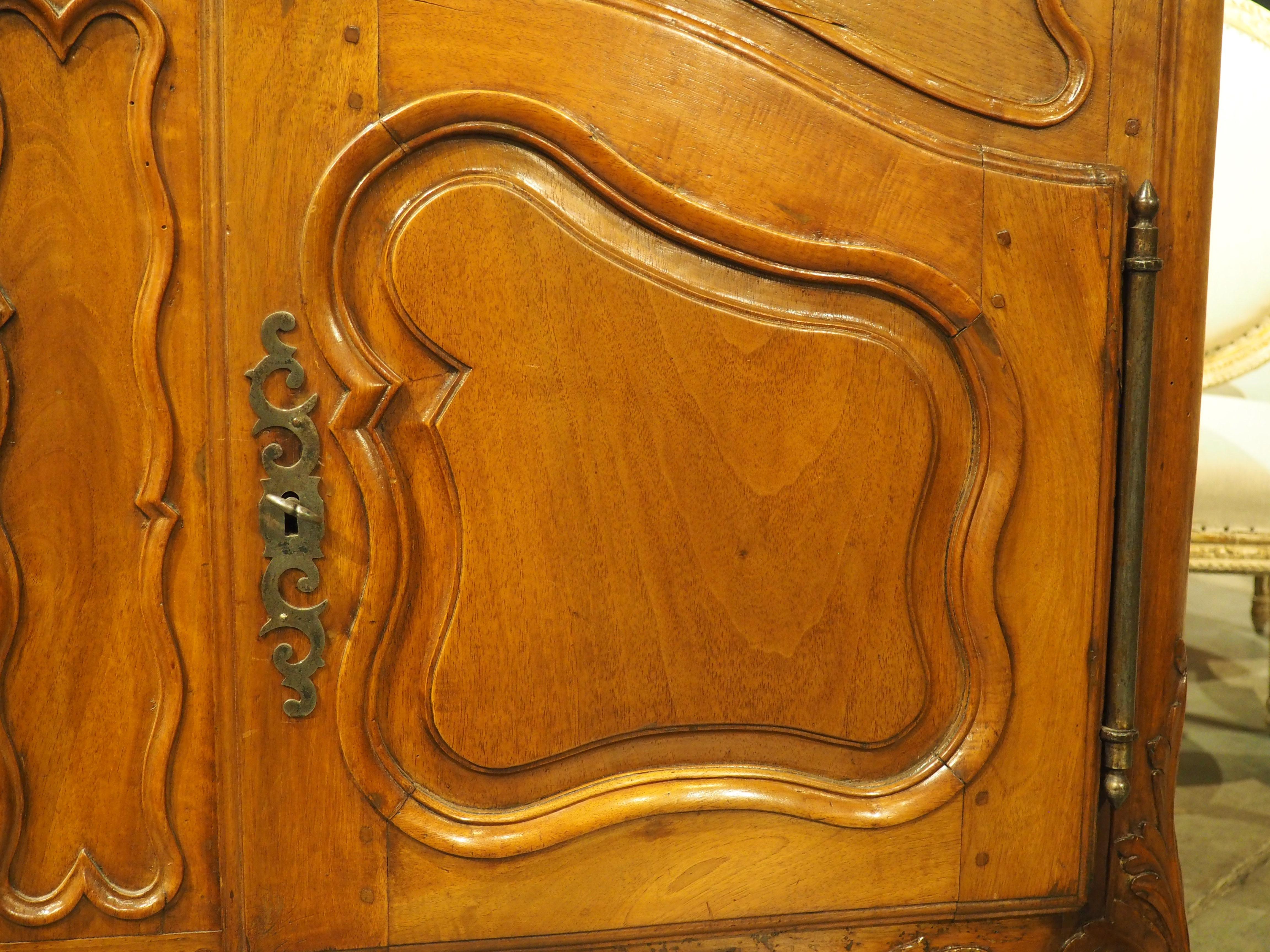 Circa 1750 Carved Walnut Wood Buffet Crédence from Nîmes, France 3