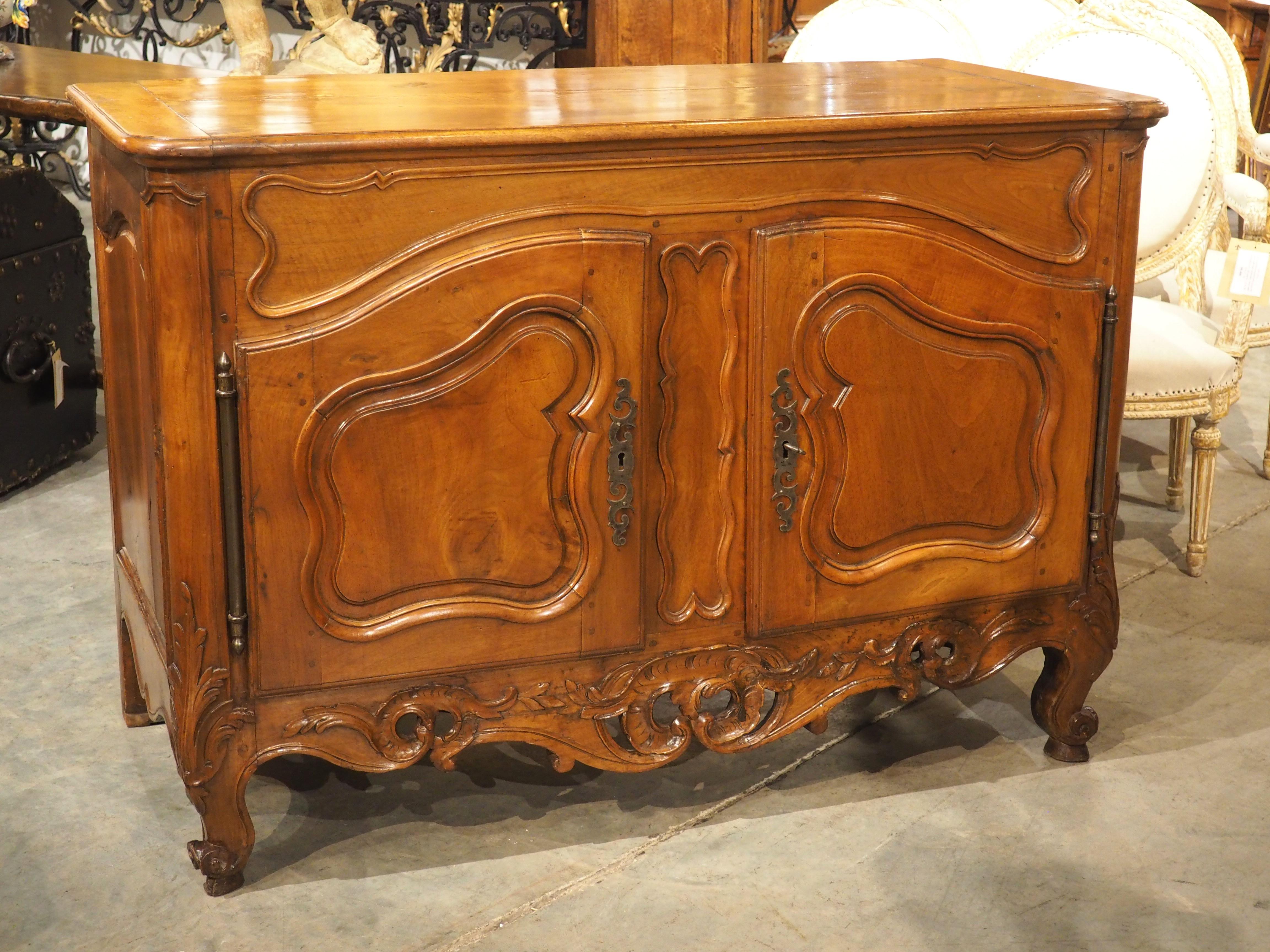 Circa 1750 Carved Walnut Wood Buffet Crédence from Nîmes, France 10