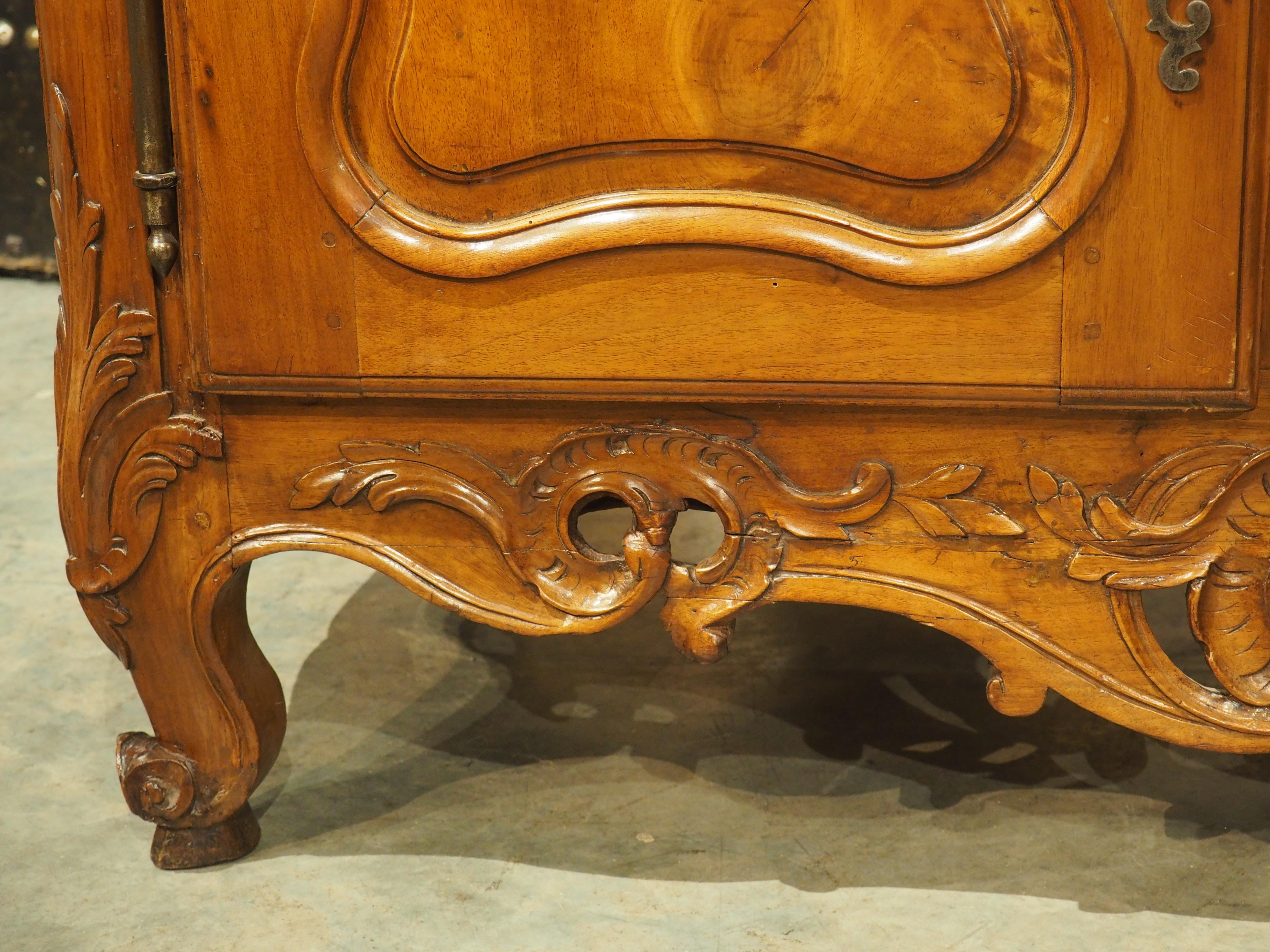 Circa 1750 Carved Walnut Wood Buffet Crédence from Nîmes, France In Good Condition In Dallas, TX