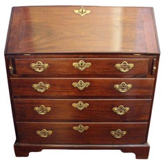 Circa 1750 Début de la période George III Bureau à façade inclinée