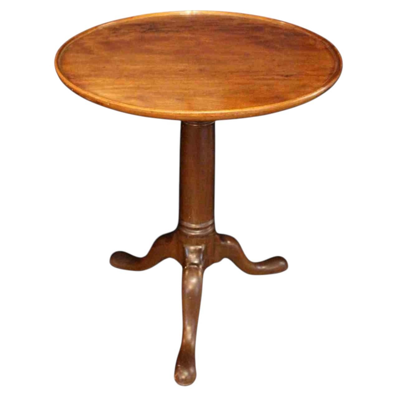 Circa 1750 Anglais George II Period Small Tilt-Top Table
