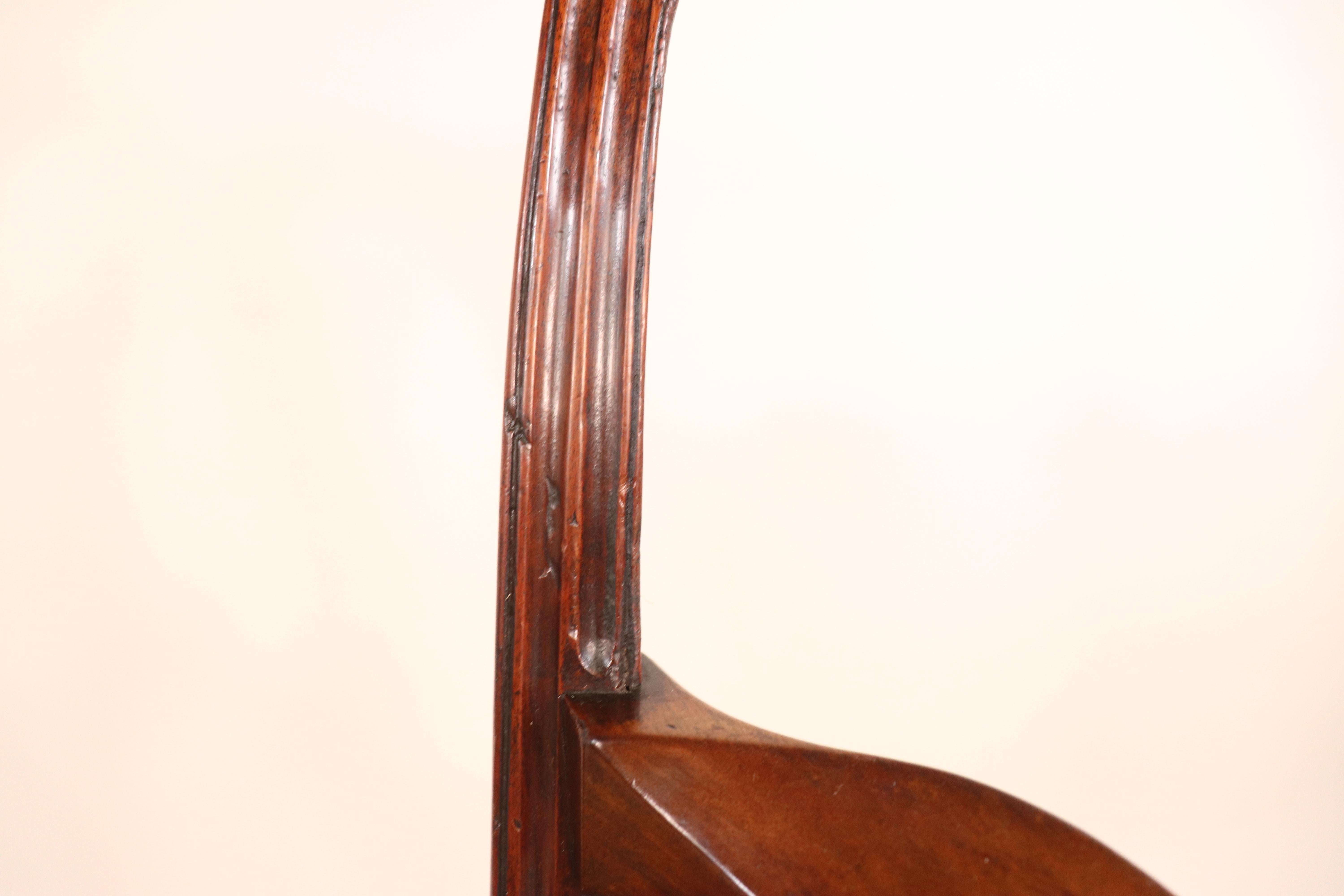 Acajou Circa 1750, fauteuil anglais d'époque géorgienne II en acajou avec tissu moderne en vente