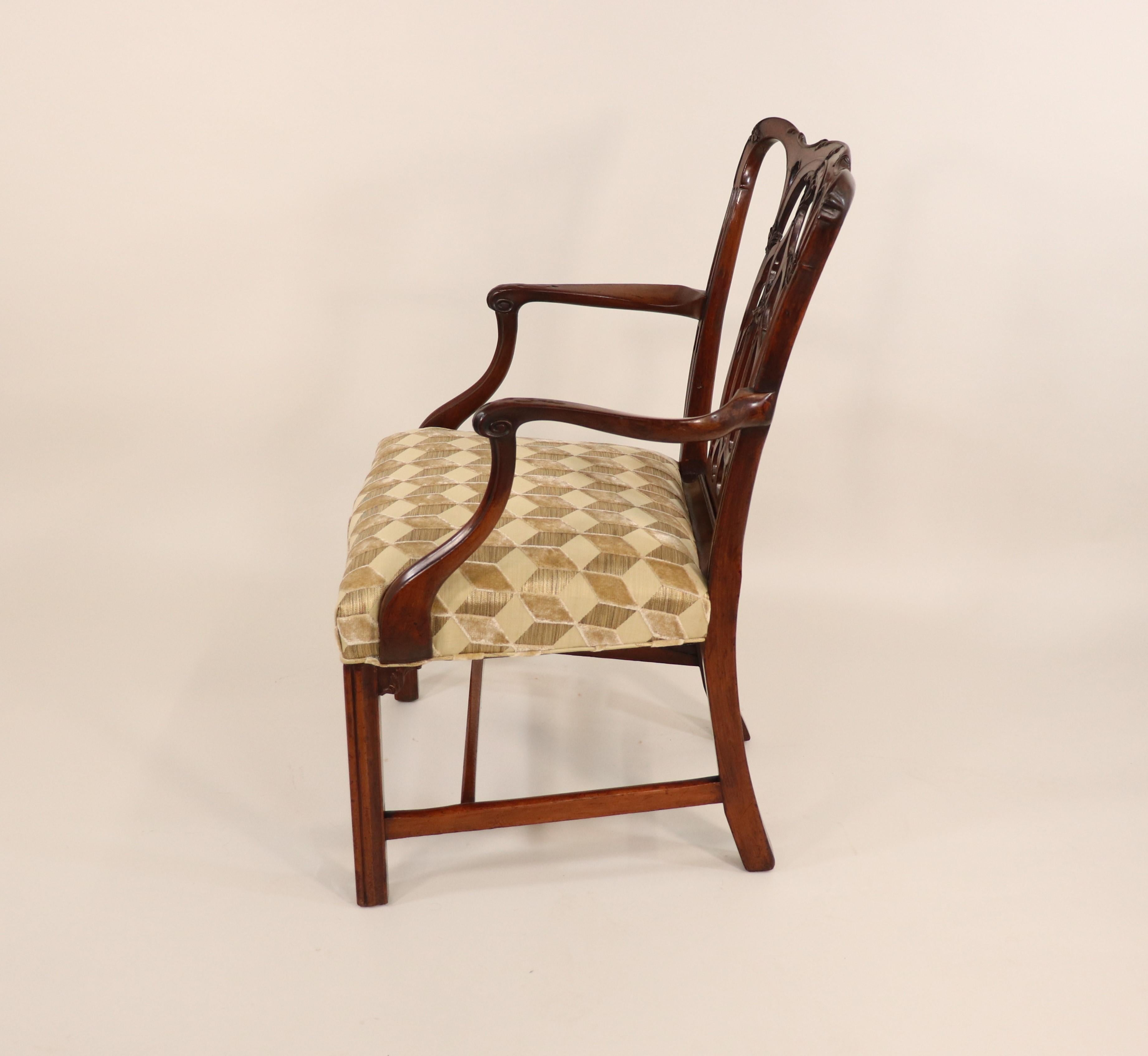 Englischer georgianischer Mahagoni-Sessel aus der georgianischen Ii-Periode um 1750 mit modernem Stoff (Geschnitzt) im Angebot