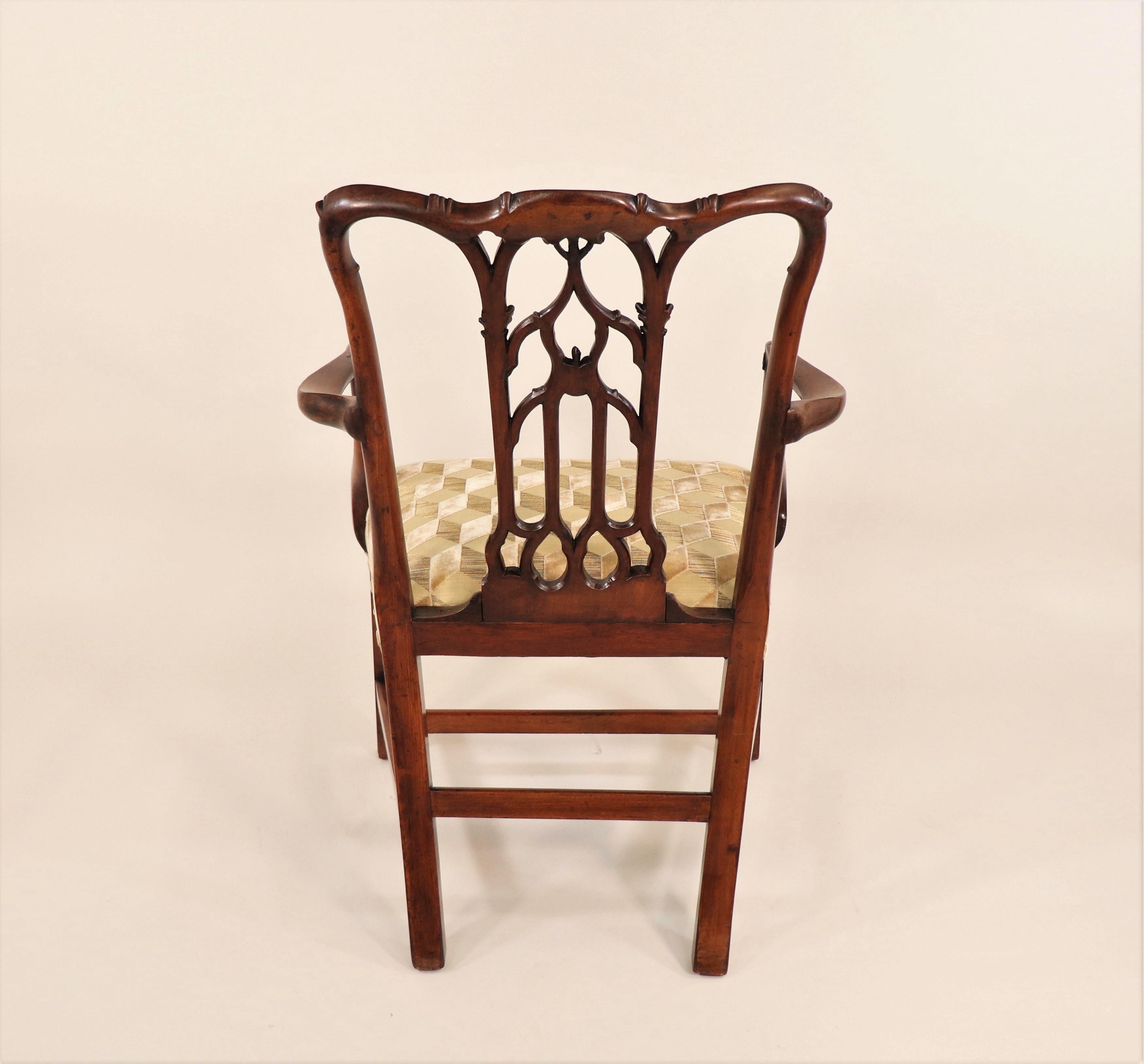 Englischer georgianischer Mahagoni-Sessel aus der georgianischen Ii-Periode um 1750 mit modernem Stoff im Zustand „Gut“ im Angebot in Chicago, IL