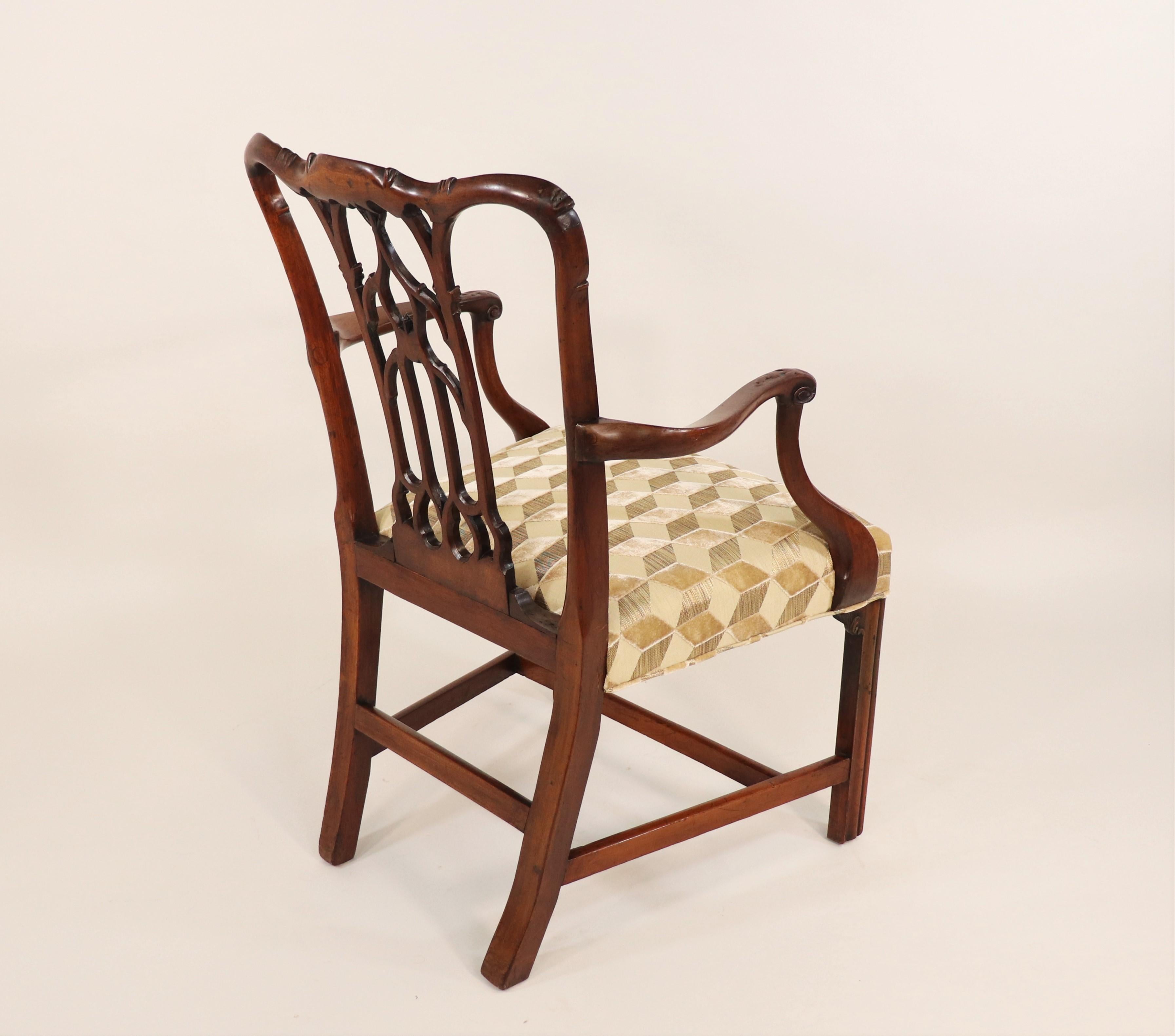 Anglais Circa 1750, fauteuil anglais d'époque géorgienne II en acajou avec tissu moderne en vente