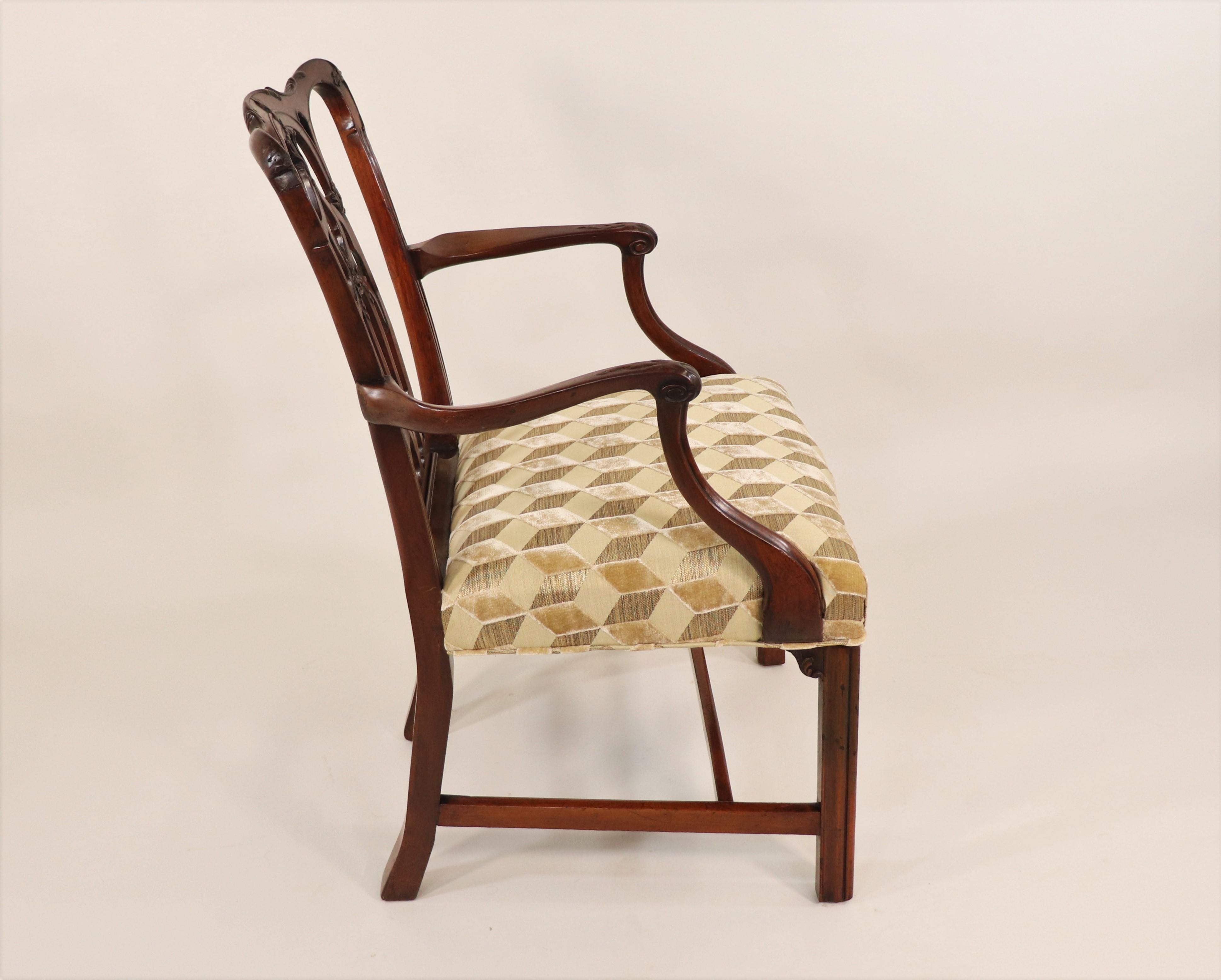 Sculpté Circa 1750, fauteuil anglais d'époque géorgienne II en acajou avec tissu moderne en vente