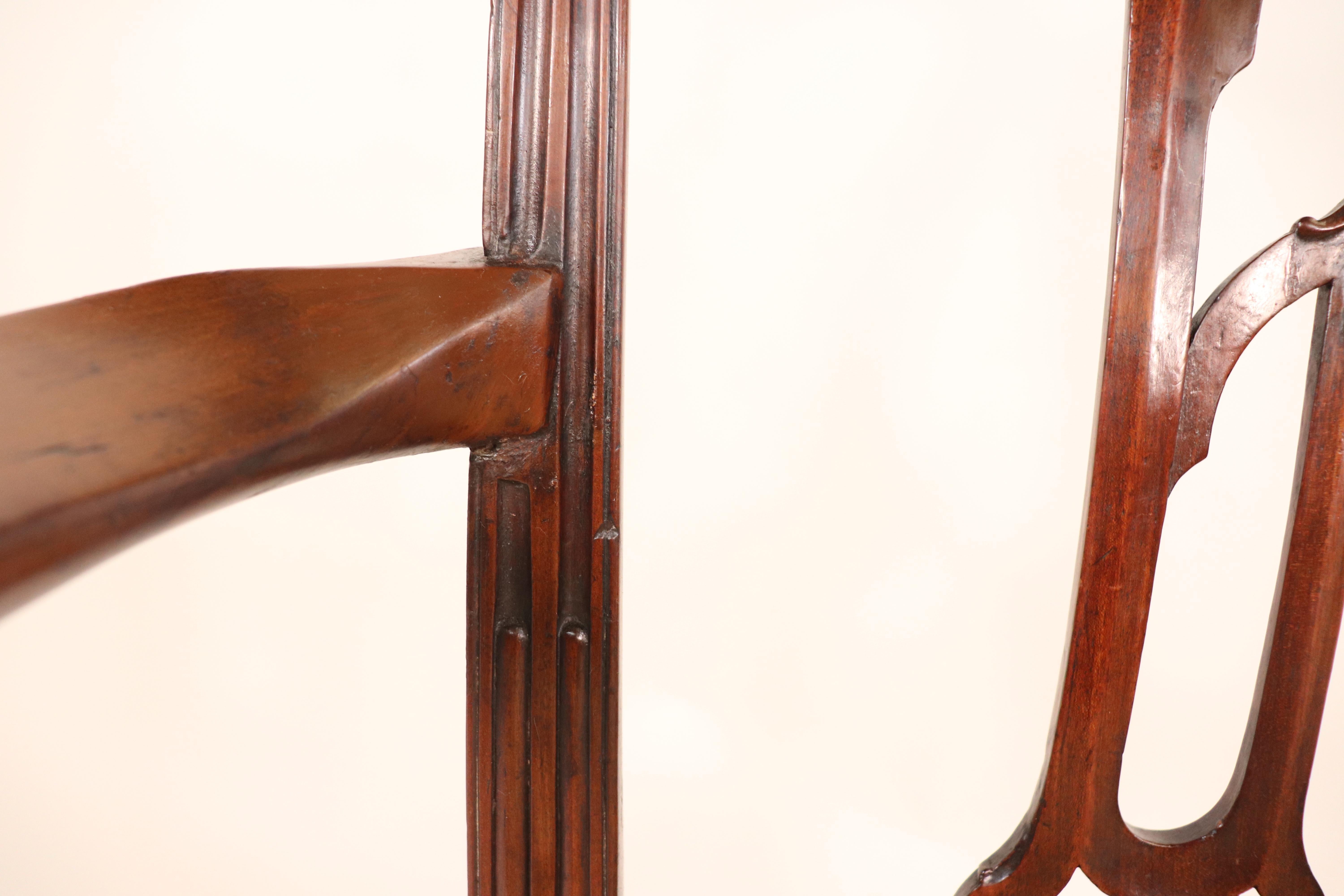 Milieu du XVIIIe siècle Circa 1750, fauteuil anglais d'époque géorgienne II en acajou avec tissu moderne en vente