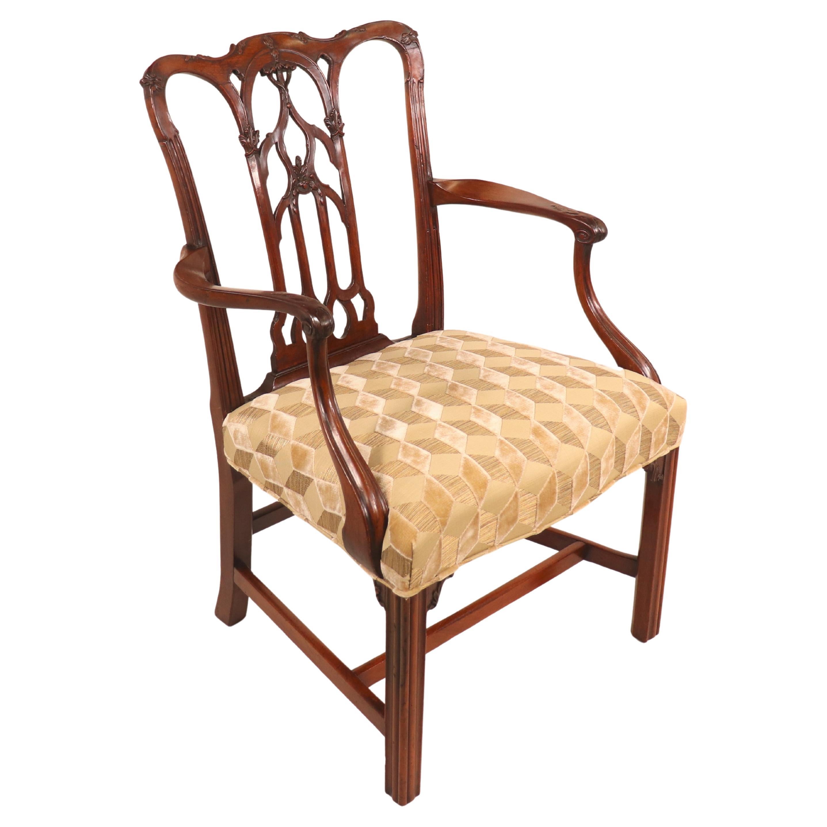 Circa 1750, fauteuil anglais d'époque géorgienne II en acajou avec tissu moderne en vente