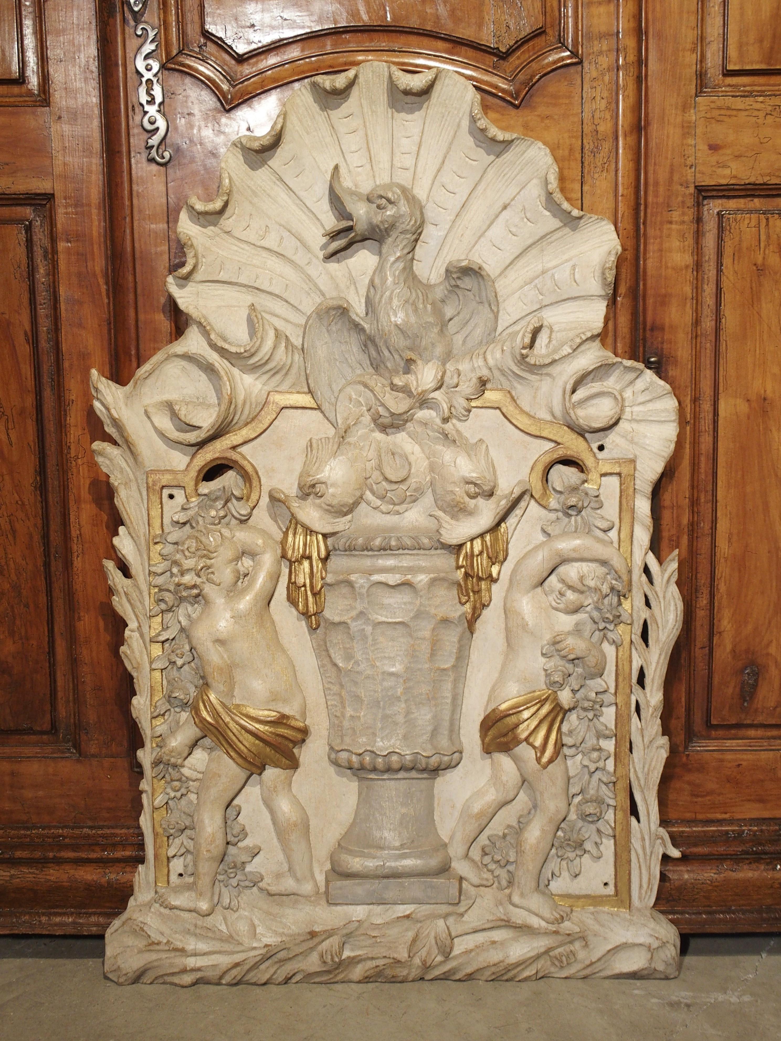 Panel francés esculpido y pintado con realces dorados, hacia 1750 5