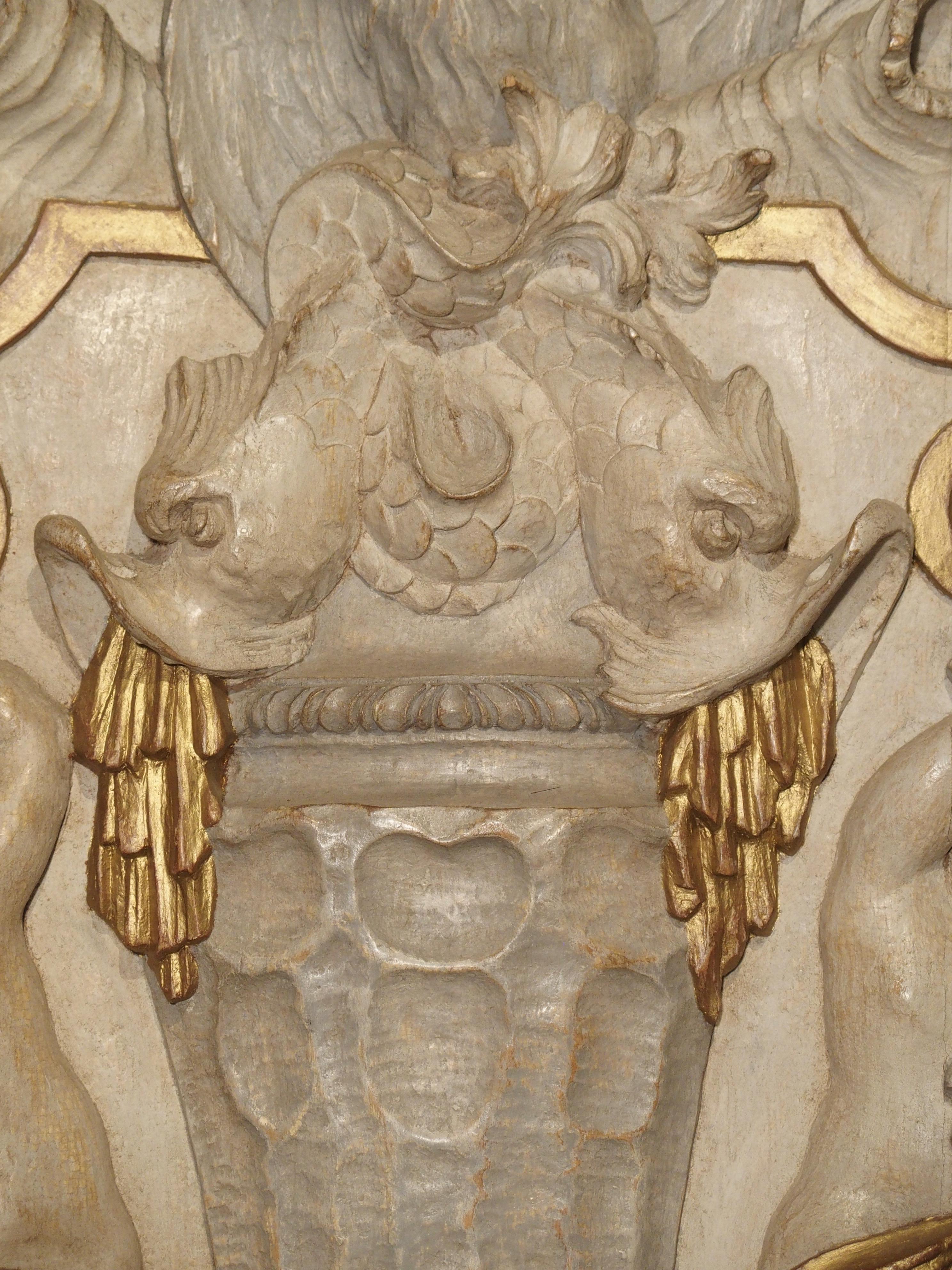 Panel francés esculpido y pintado con realces dorados, hacia 1750 8