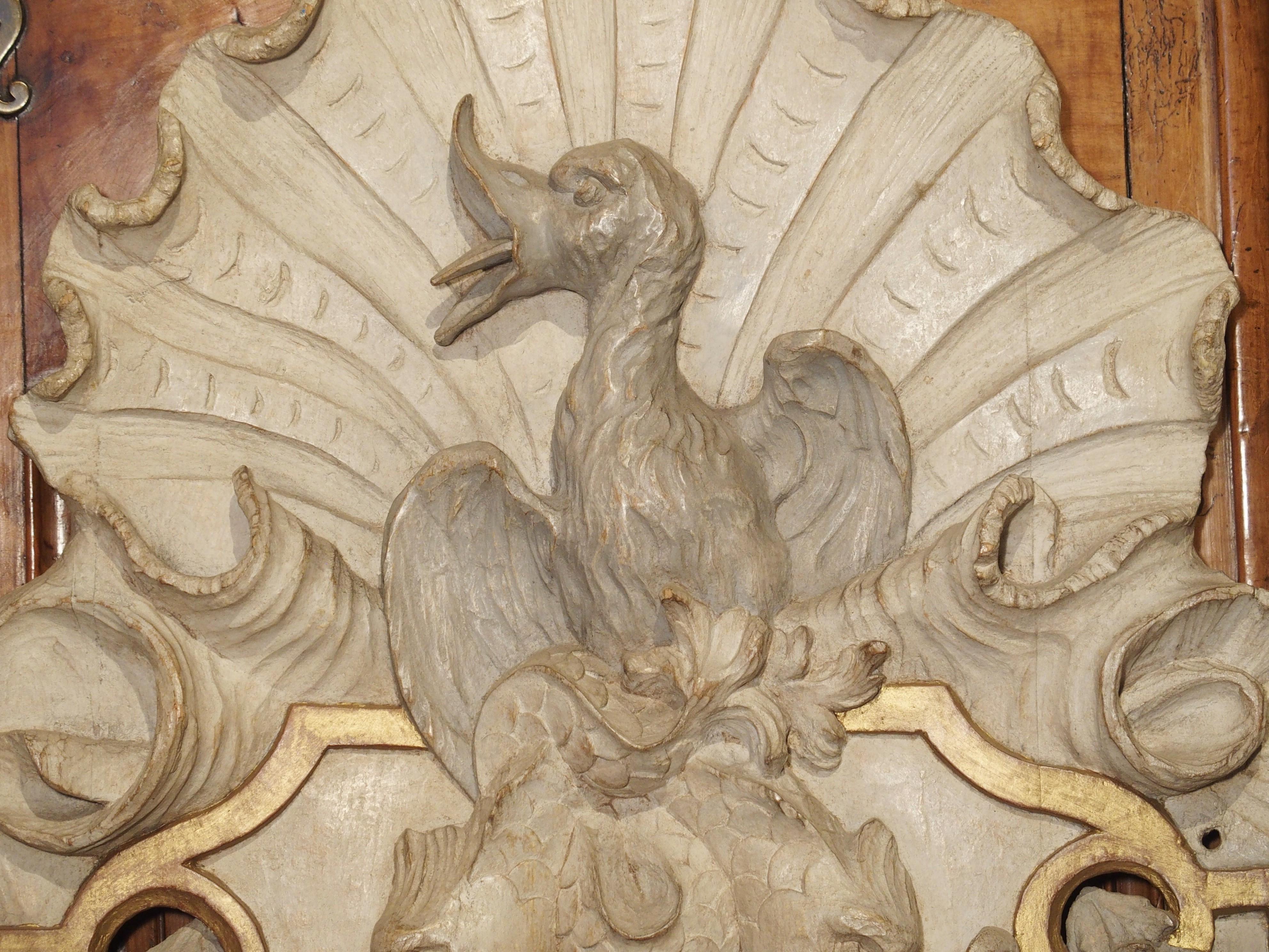 Este hermoso panel francés esculpido y pintado fue tallado en medio relieve a mediados del siglo XVIII, hacia 1750. Se ha pintado en un gris azulado francés y crema claro, con detalles dorados.

El medio relieve, a veces denominado 