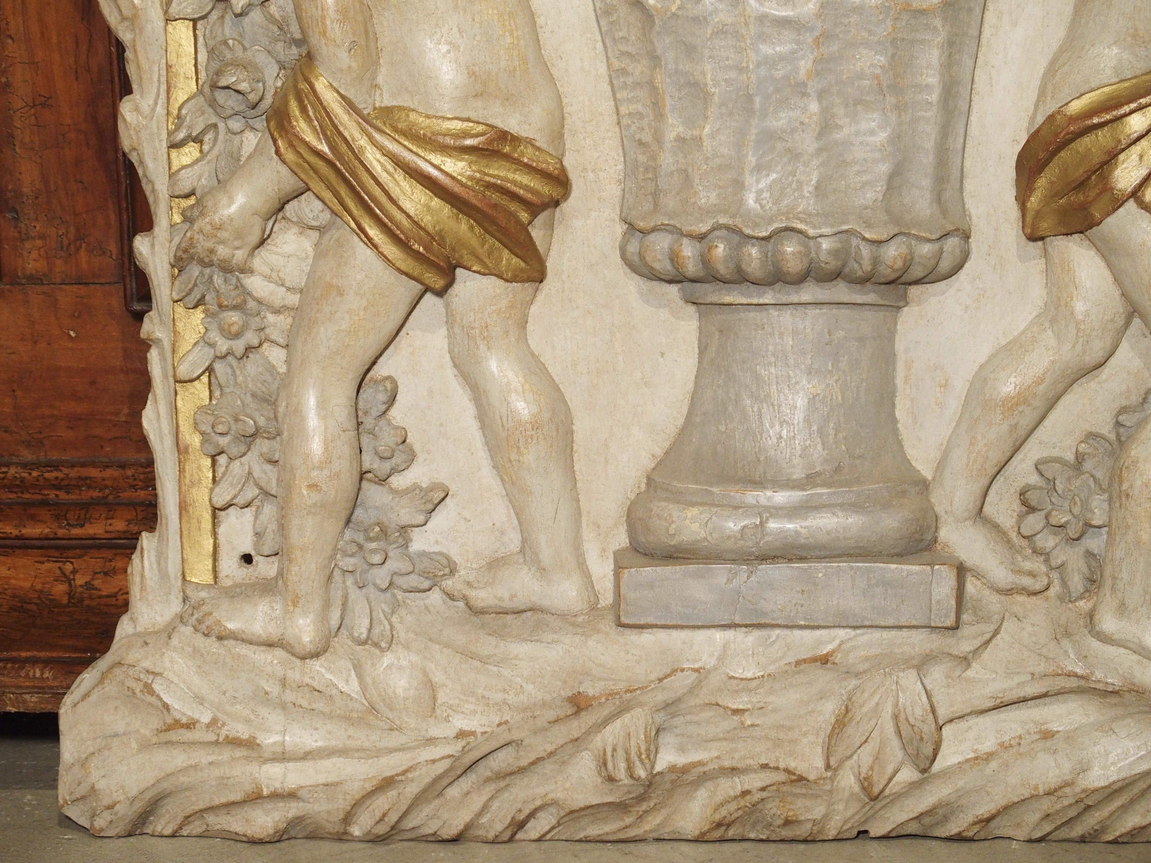 Panel francés esculpido y pintado con realces dorados, hacia 1750 Francés