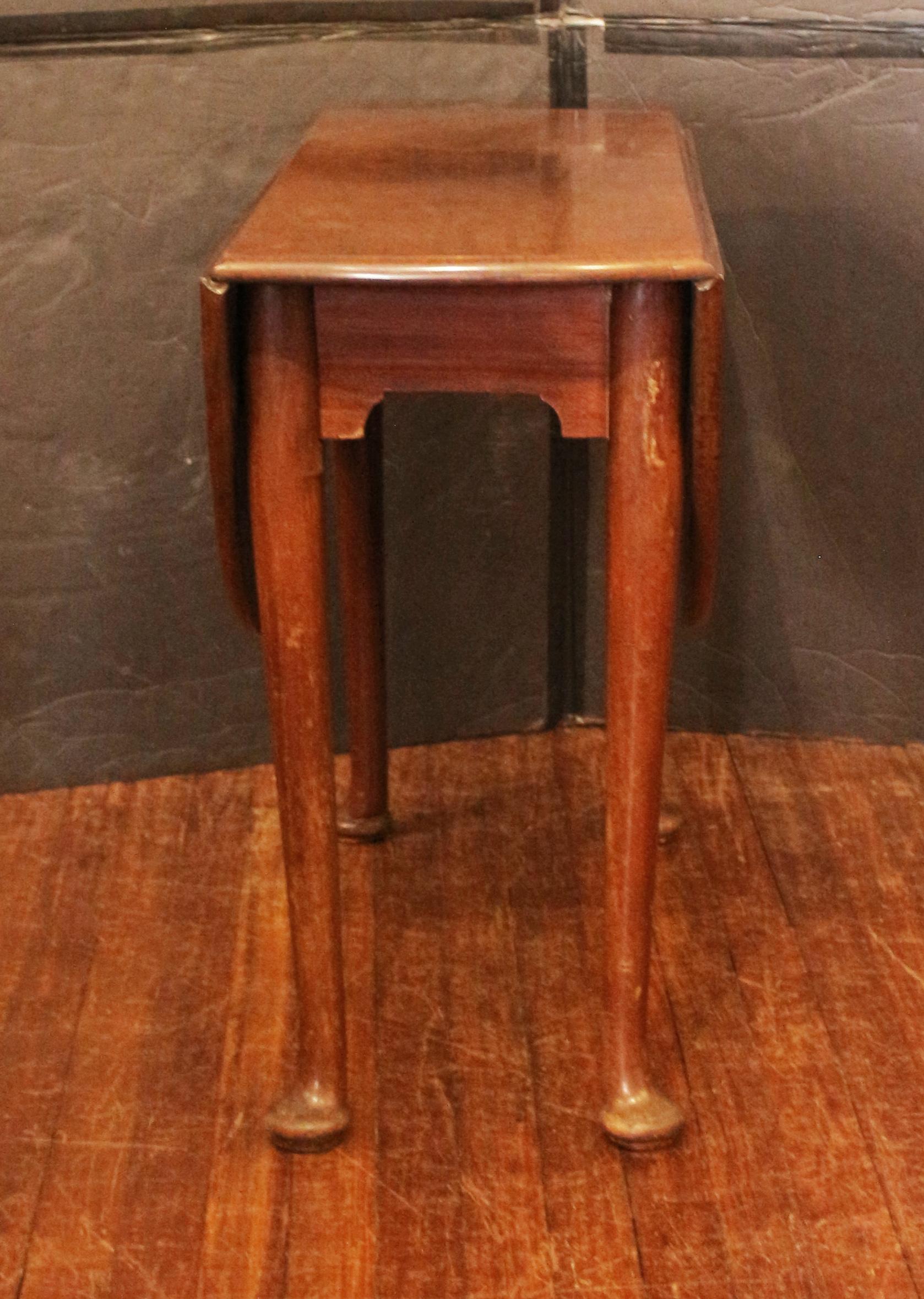 Circa 1750 George II oval drop leaf table, English. Mahogany. Raised on turned, tapered legs ending in pad feet. Superb island mahogany. Old refinishing with minor housekeeping repairs, including to the rule joint. 42 5/8
